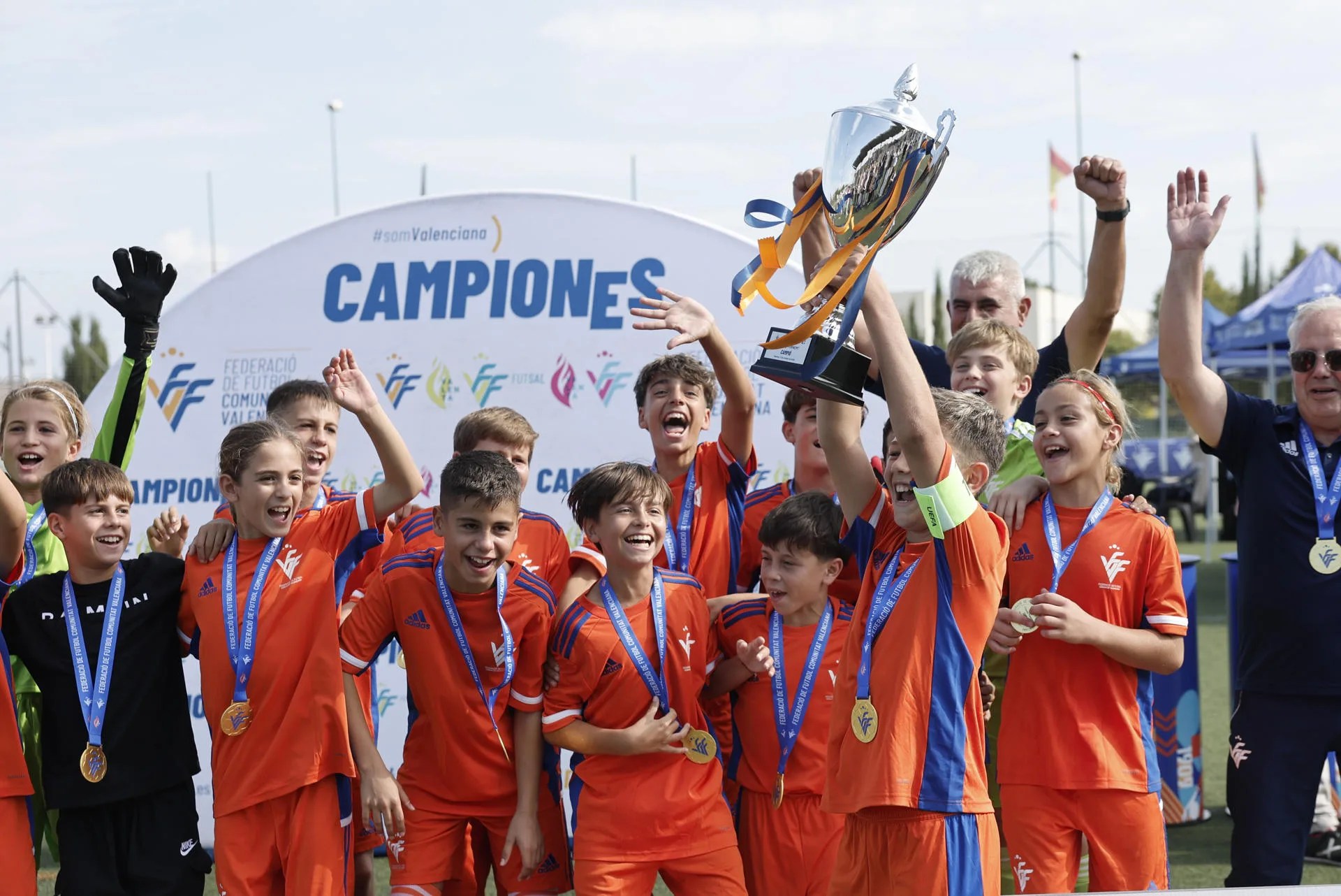 VALENCIA, 17/10/2026.- Los jugadores de la selección Valenciana sub-12, celebran su victoria tras la segunda edición del torneo de fútbol 8 ‘Tornem!’. El fútbol valenciano vuelve a unirse para celebrar la segunda edición del torneo de fútbol 8 ‘Tornem!’ para conmemorar el segundo aniversario de la dana, organizado por la Federación de Fútbol de la Comunitat Valenciana y la Agencia EFE y que reúne a las selecciones valencianas sub-12 masculina y femenina, y a los equipos alevines en categoría masculina y femenina del Levante UD, Valencia CF, Villarreal CF, Elche CF y CD Castellón. EFE/ Manuel Bruque
