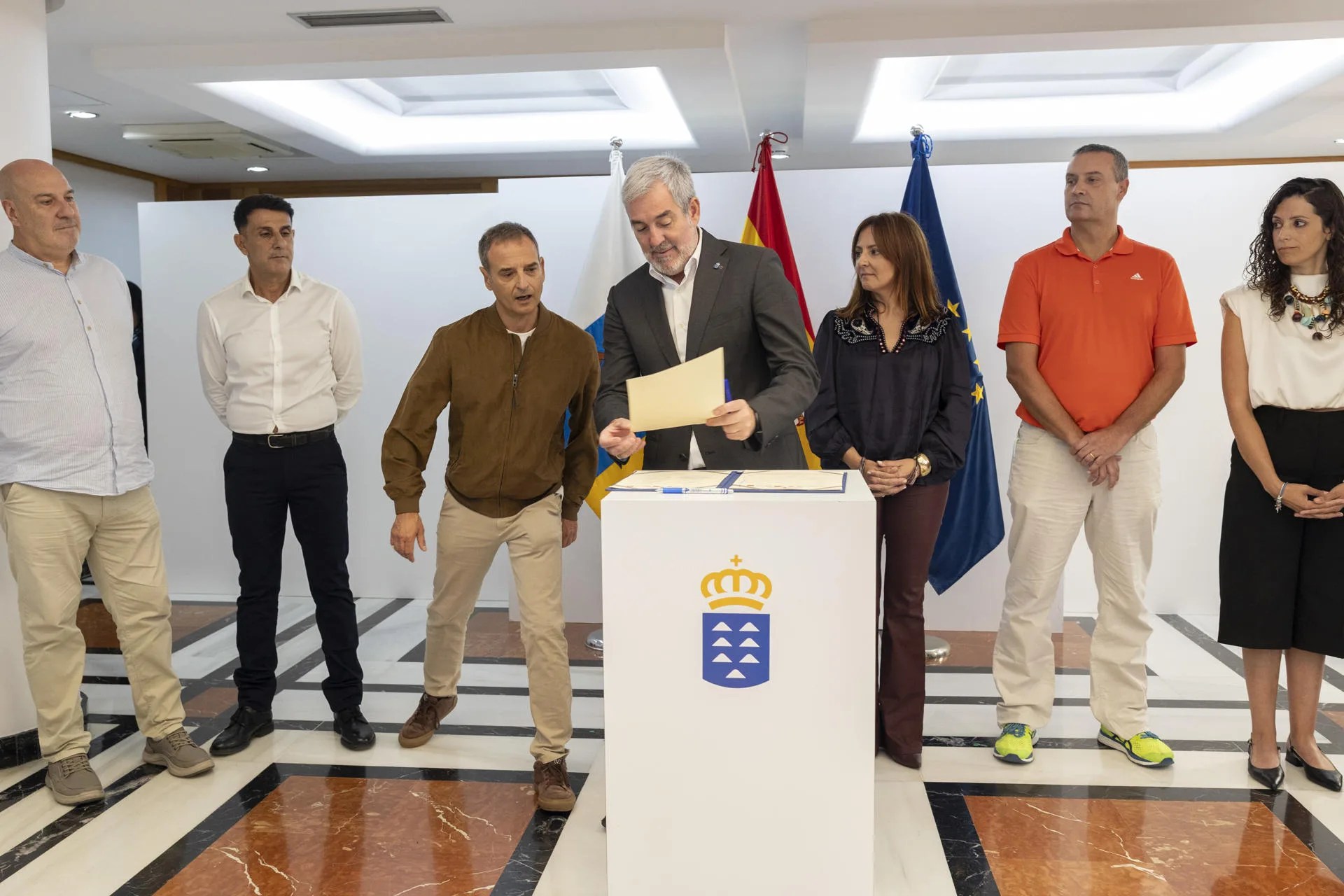El presidente del Gobierno de Canarias, Fernando Clavijo (c) y representantes de los sindicatos de la Administración General de la Comunidad Autónoma firmaron este lunes un acuerdo para la implantación de la carrera profesional de su personal funcionario y laboral, que beneficia a más de 10.000 trabajadores. EFE/ Quique Curbelo