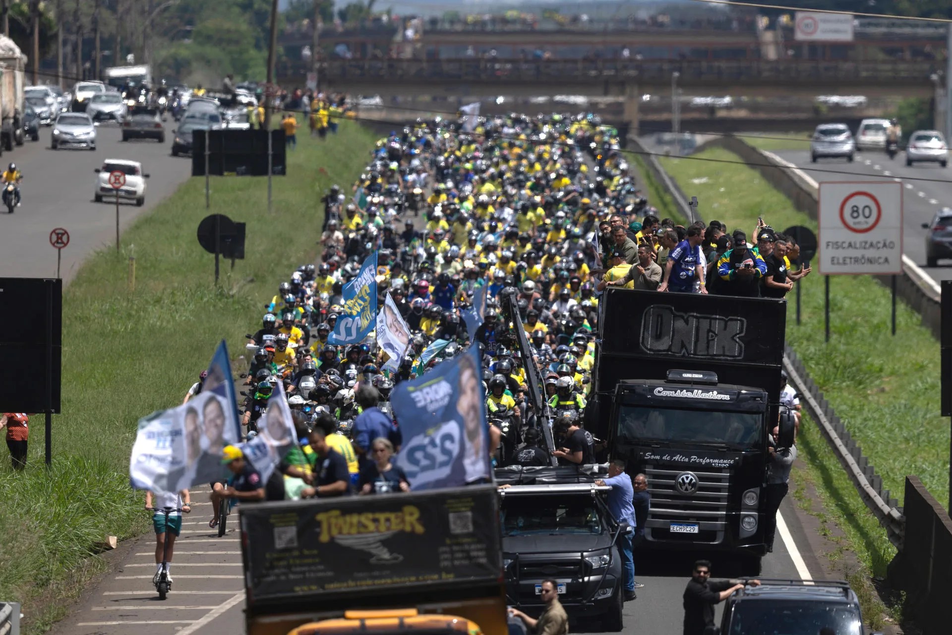Supporters of the candidate for the presidency of Brazil for the Liberal Party, Flavio Bolsonaro, accompany a motorcade in Santa Barbara d'Oeste, Brazil, 03 October 2026. EFE/ Isaac Fontana
