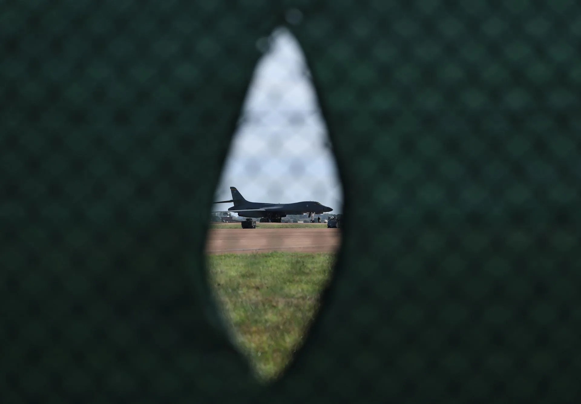 A US B-1 Lancer bomber is seen through security fencing at RAF Fairford in Gloucestershire, Britain, 28 September 2026. EFE/EPA/NEIL HALL