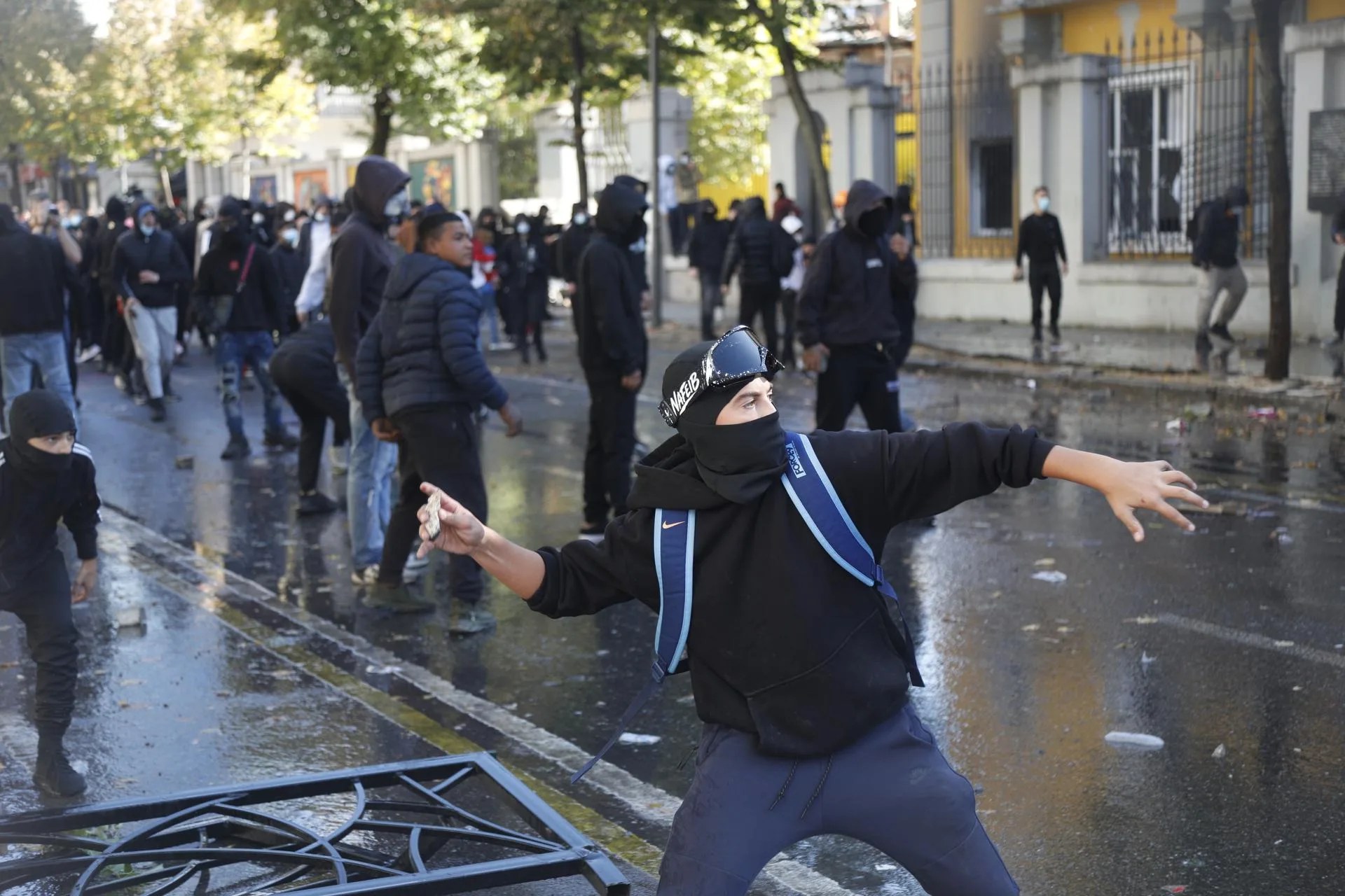 Protestors confront riot police officers during a student demonstration in Tirana, Albania, 16 October 2026. Tens of thousands of university students took to the streets to protest rising education costs, deteriorating campus conditions, and alleged government corruption under Prime Minister Edi Rama. (Protestas) EFE/EPA/MALTON DIBRA
