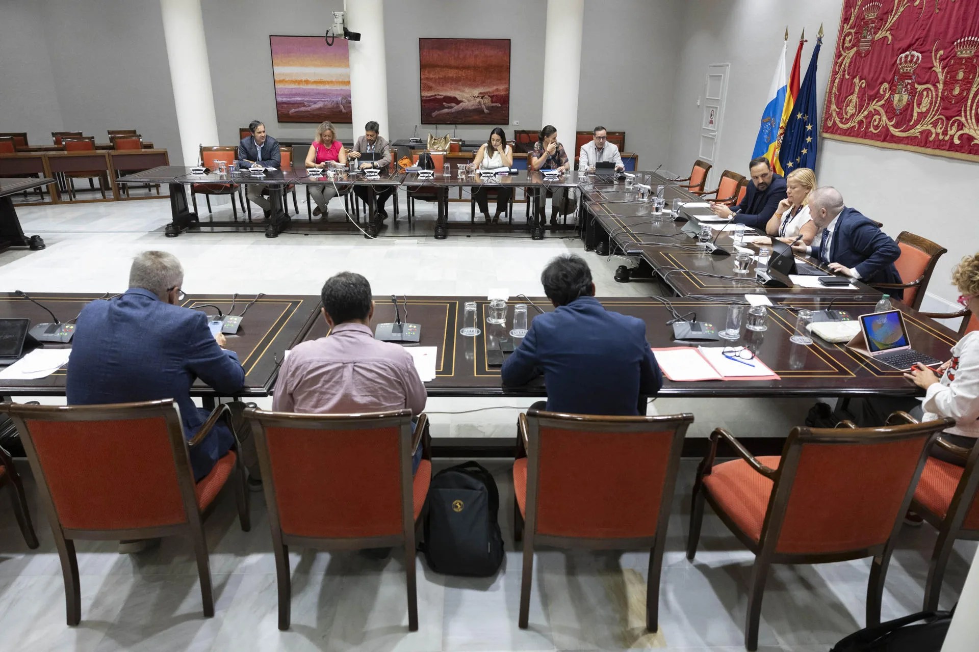 La Comisión de Gobernación, Desarrollo Autonómico y Justicia del Parlamento de Canarias aborda una propuesta para incluir a La Graciosa en el escudo de la comunidad autónoma. EFE/Miguel Barreto