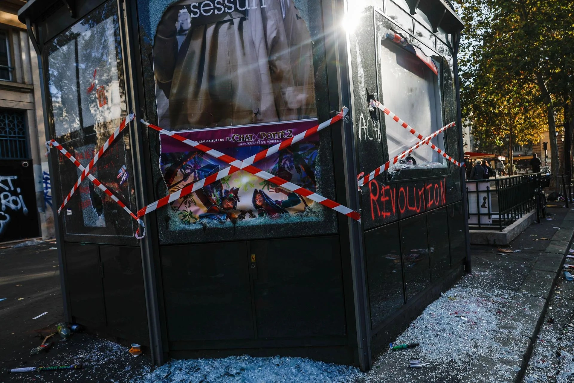 Debris remains in the street in the aftermath of clashes between riot police and demonstrators during nationwide protests against the high cost of living in the country, in Paris, France, 18 October 2026. EFE-EPA/MOHAMMED BADRA
