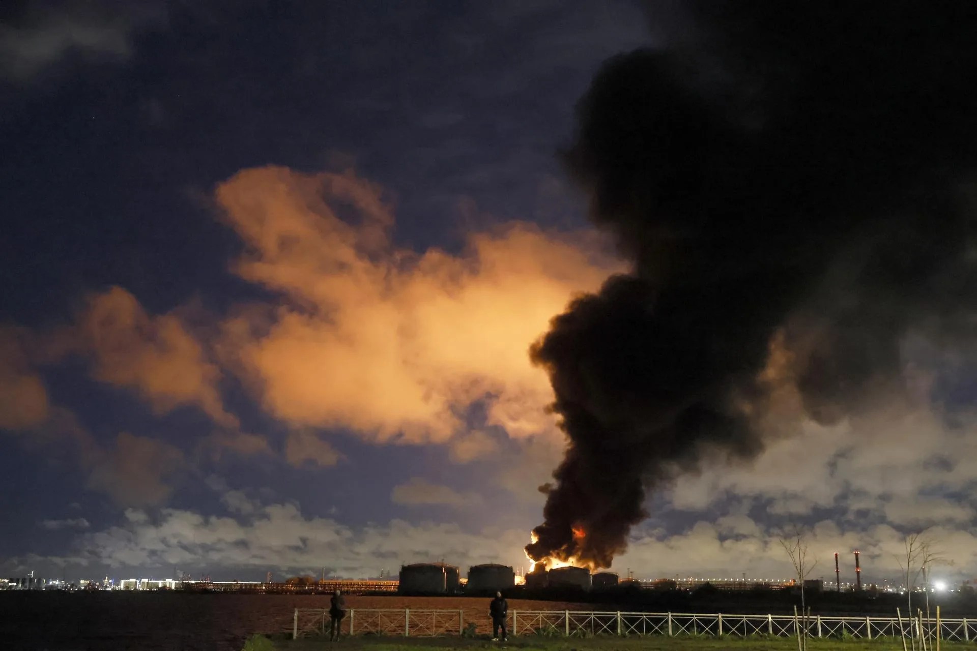 ST. PETERSBURG (Russian Federation), 18/10/2026.- Smoke rises from fires at the St. Petersburg Oil Terminal in the Port of St. Petersburg, Russia, 18 October 2026. Ukraine launched a large-scale overnight drone attack on the Leningrad and St. Petersburg regions resulting in one fatality and five injuries requiring hospitalization, according to the St Petersburg Governor Alexander Beglov. Firefighters continue to work to extinguish fires at the St Petersburg oil terminal, the Ruchyi oil depot, and industrial warehouses in the Kolpinksy district. According to Leningrad Region Governor Alexander Drozdenko, 145 drones were shot down during the night. (Rusia, Ucrania, San Petersburgo) EFE/EPA/STRINGER

