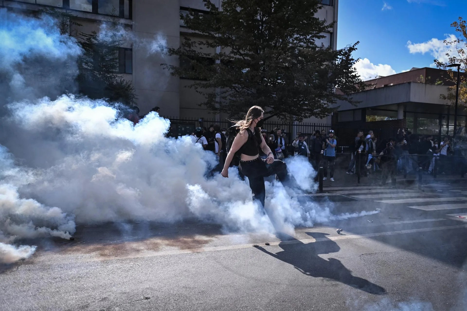 Clashes between riot police and demonstrators during a high school students' protest against education conditions in Saint-Denis, north of Paris, France, 01 October 2026. (Protestas, Francia) EFE/EPA/Firas Abdullah