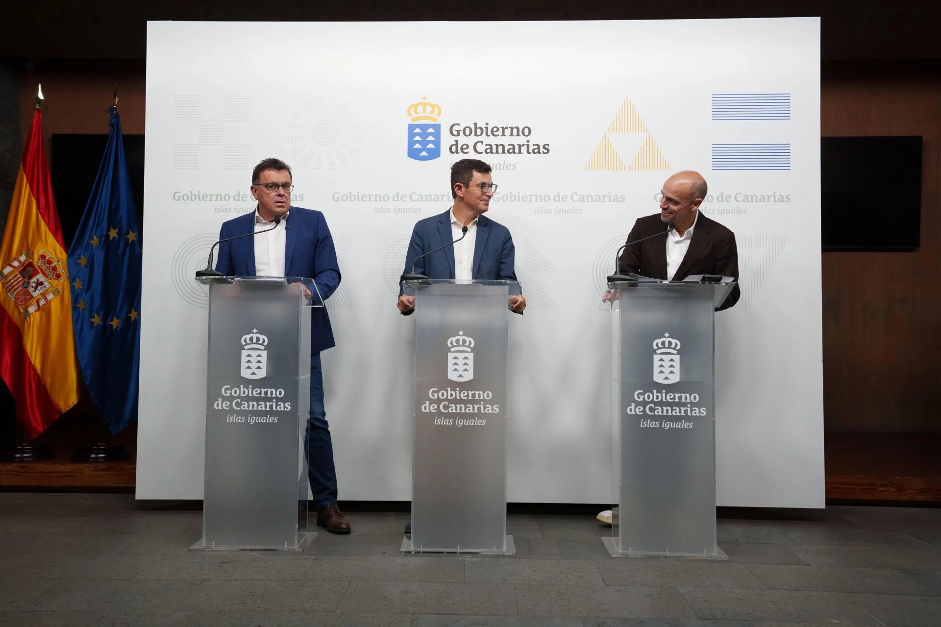 El consejero de Política Territorial, Cohesión Territorial y Aguas del Gobierno de Canarias, Manuel Miranda (i); el consejero de Obras Públicas, Vivienda y Movilidad del Gobierno de Canarias, Pablo Rodríguez (c) y el viceconsejero de Presidencia, Alfonso Cabello (d), dan cuenta de la reunión del Consejo de Gobierno celebrado este lunes en Santa Cruz de Tenerife.EFE/Ramón de la Rocha