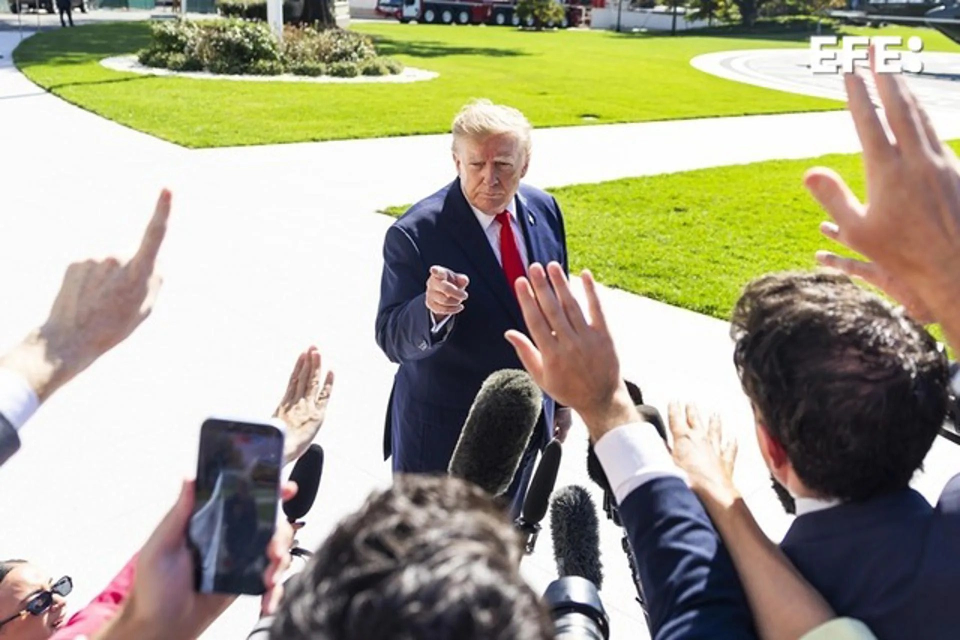 WASHINGTON (USA), 13/10/2026.- US President Donald Trump (C) speaks to reporters as he departs the White House for Alaska, in Washington, DC, USA, 13 October 2026. EFE/EPA/JIM LO SCALZO