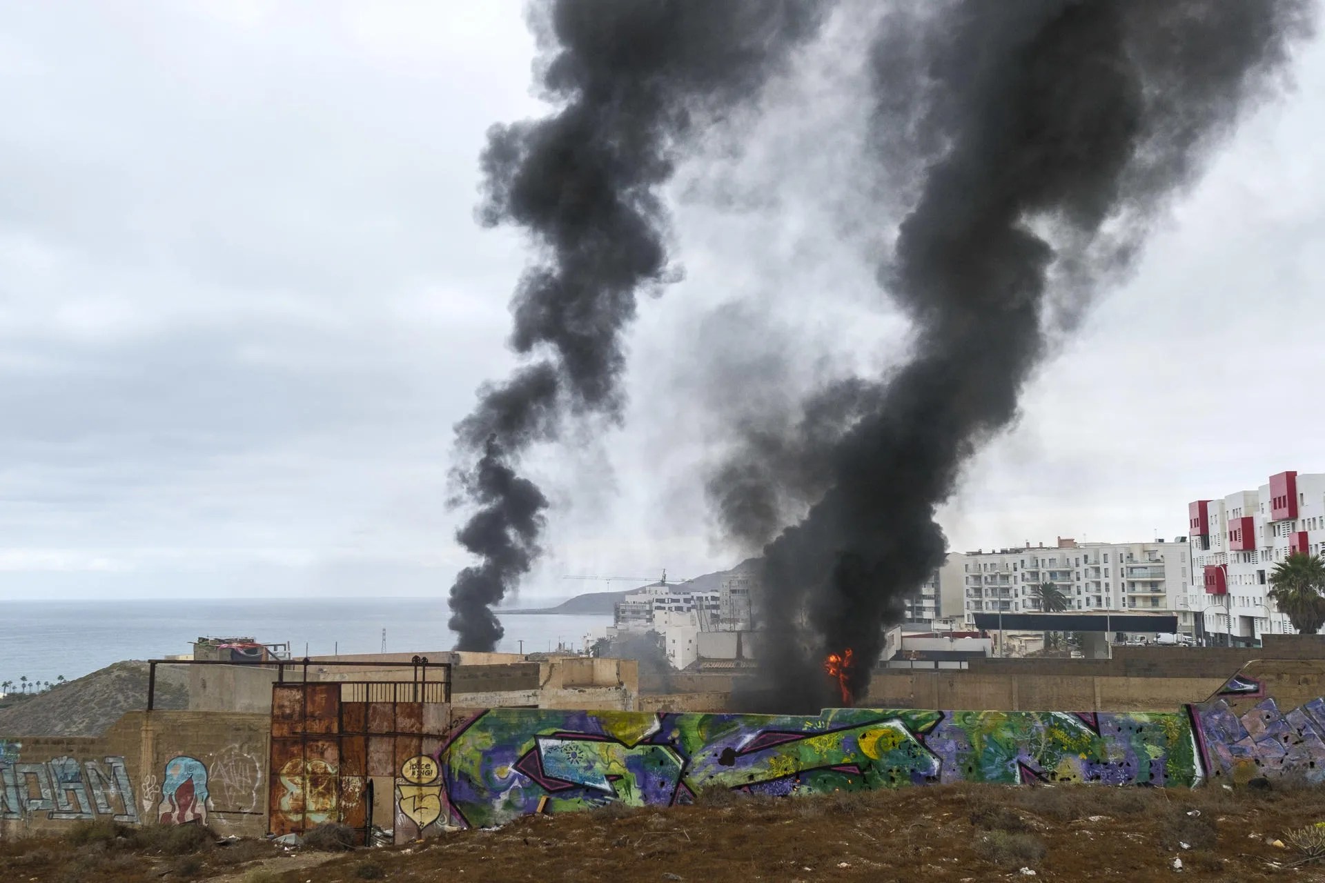 Los bomberos de Las Palmas de Gran Canaria tratan de sofocar un incendio declarado este lunes por la mañana en la vivienda abandonada situada en la carretera de Chile, en la que se almacenaban neumáticos. EFE/Ángel Medina G.