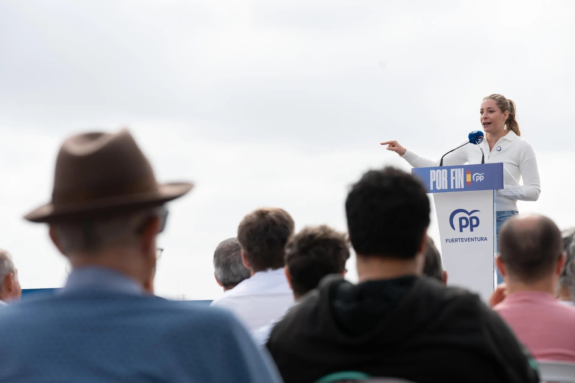 La portavoz del PP en el Congreso, Ester Muñoz, participa en un acto de precampaña en Fuerteventura. EFE/Carlos de Saá