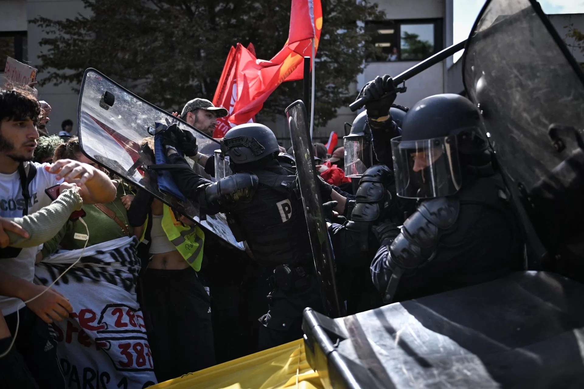 Clashes between riot police and demonstrators during a high school students' protest against education conditions in Saint-Denis, north of Paris, France, 01 October 2026. EFE/EPA/Firas Abdullah
