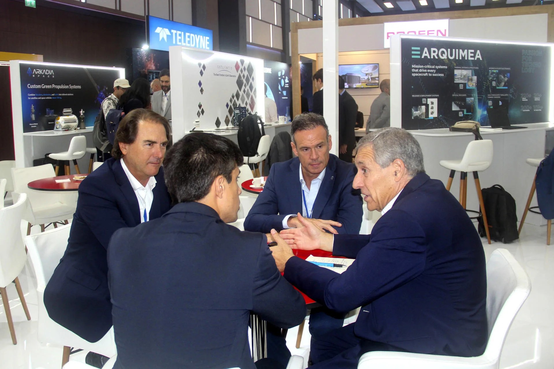 El director general de Proyectos Estratégicos del Gobierno de Canarias, David Pérez-Dionis (2d), asiste al 77 Congreso Aeroespacial IAC 2026 celebrado este martes en Antalya (Turquía). EFE/Ilya U. Topper