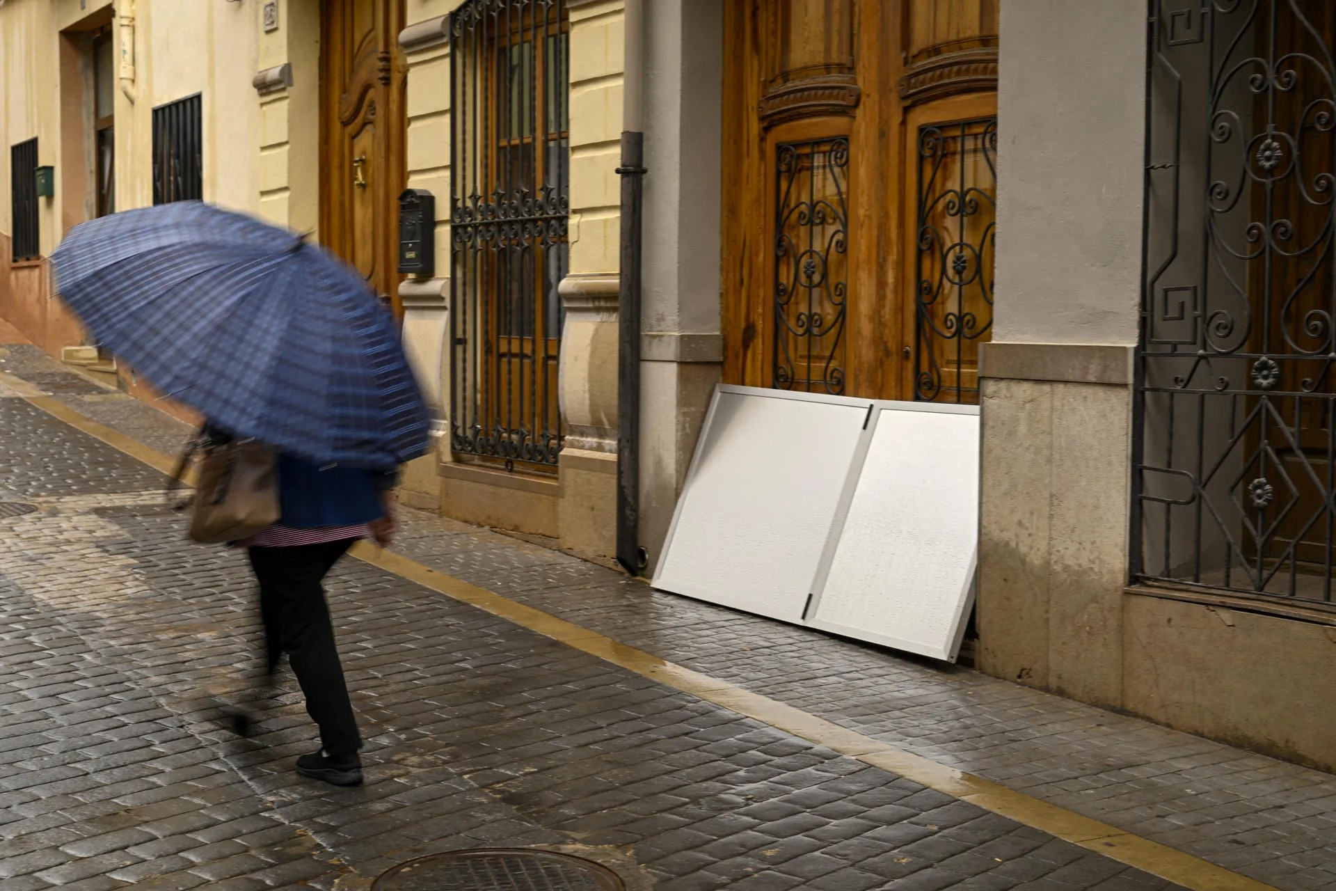 Una persona se protege de la lluvia con un paraguas este viernes. EFE/Andreu Esteban