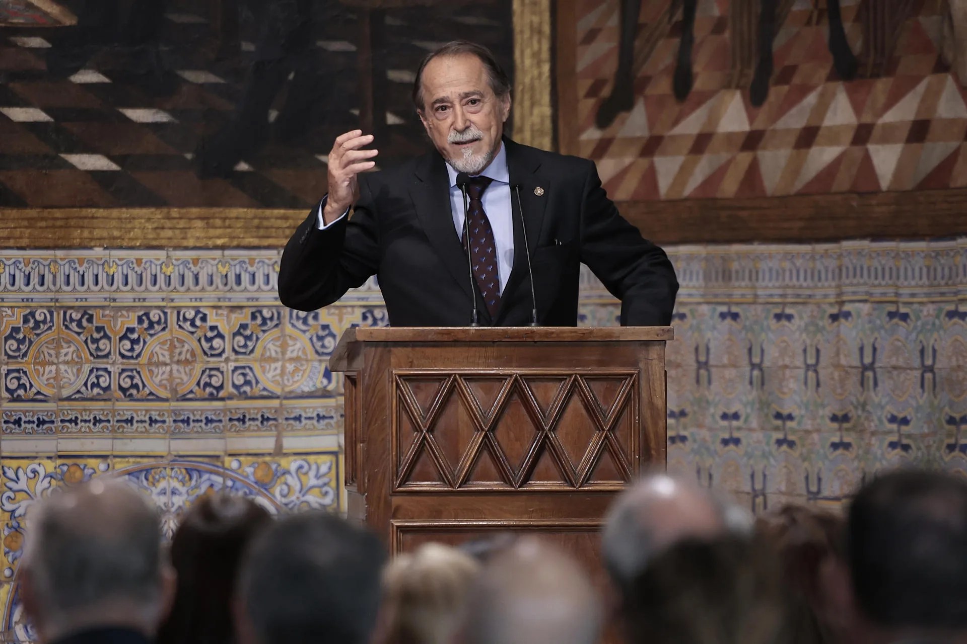 El torero Luis Francisco Esplá interviene tras haber recibido la Alta Distinción de la Generalitat y la Gran Cruz de la Orden de Jaume I el Conqueridor durante la entrega este viernes de las Altas Distinciones y la Gran Cruz de la Orden de Jaume I del acto institucional del 9 d'Octubre, Día de la Comunitat Valenciana. EFE/ Biel Aliño