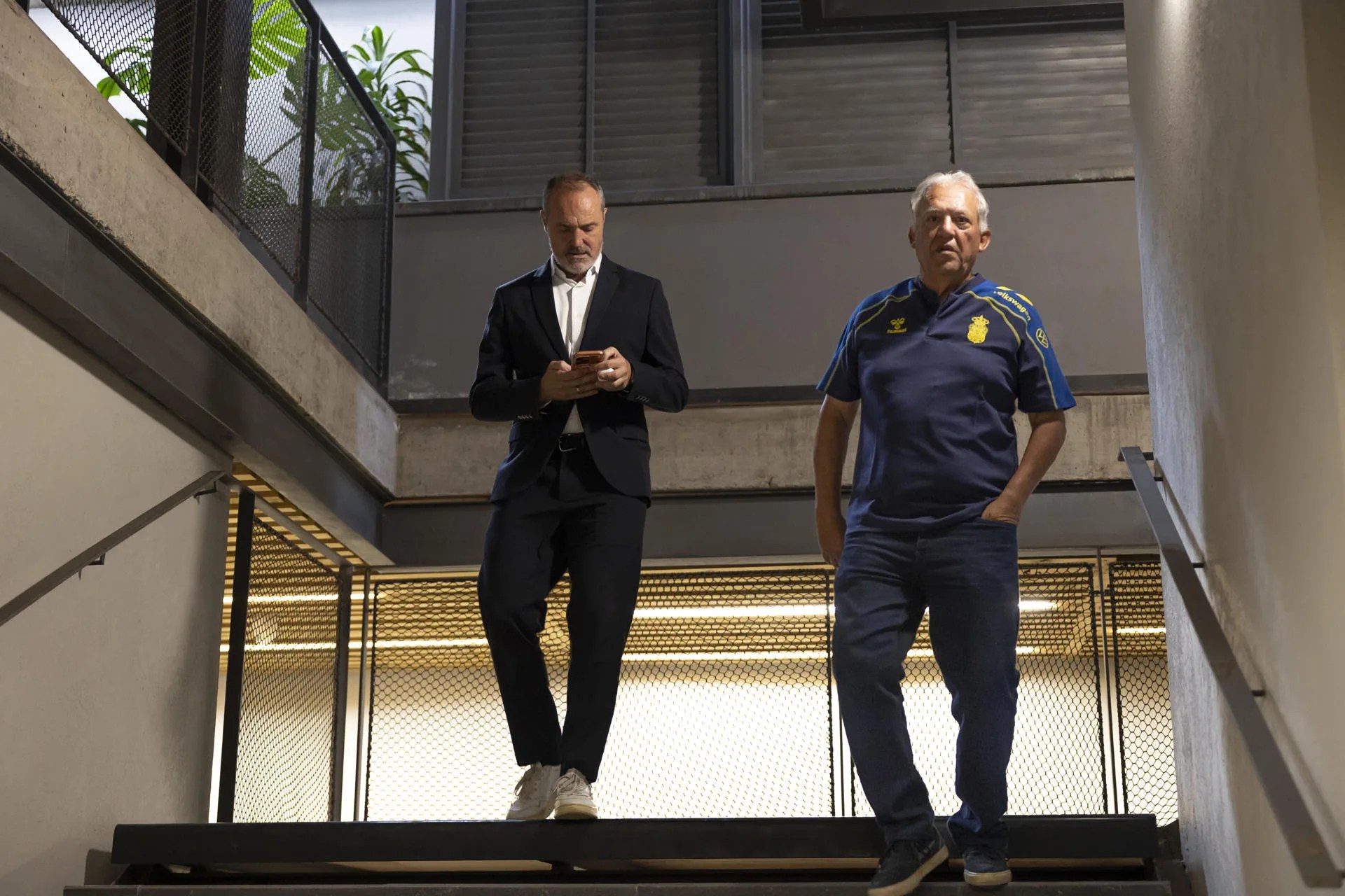 Foto de Juan Manuel Rodríguez (d) en su presentación como primera entrenador de la UD Las Palmas, acompañado por el director deportivo del club, Luis Helguera. EFE/Quique Curbelo