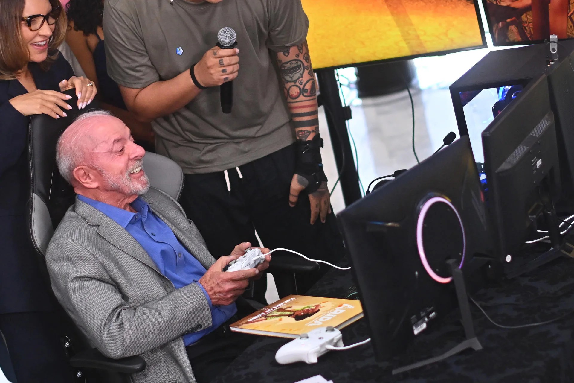 AME5967. BRASÍLIA (BRAZIL), Oct. 14, 2026.- Brazilian President and re-election candidate Luiz Inácio Lula da Silva plays a game with gamers before the signing ceremony for the decree establishing the legal framework for the video game industry on Oct. 14, 2026 at the Planalto Palace in Brasília (Brazil). EFE/Andre Borges