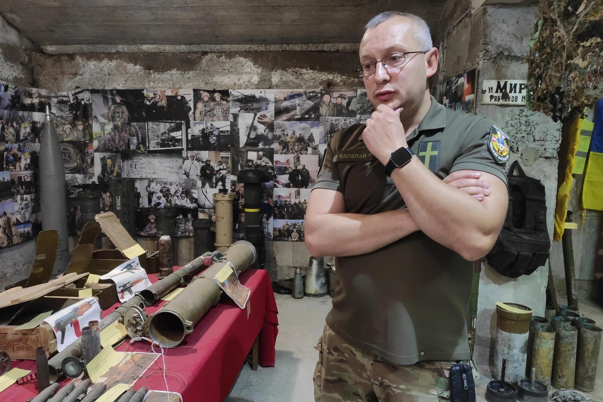 Khmelnytskyi (Ukraine), Oct 18 (EFE) — Priest and military chaplain Mykola Luchynskyi displays various items brought back from his visits to the front line, inside the museum at his church in Khmelnytskyi. EFE/Rostyslav Averchuk
