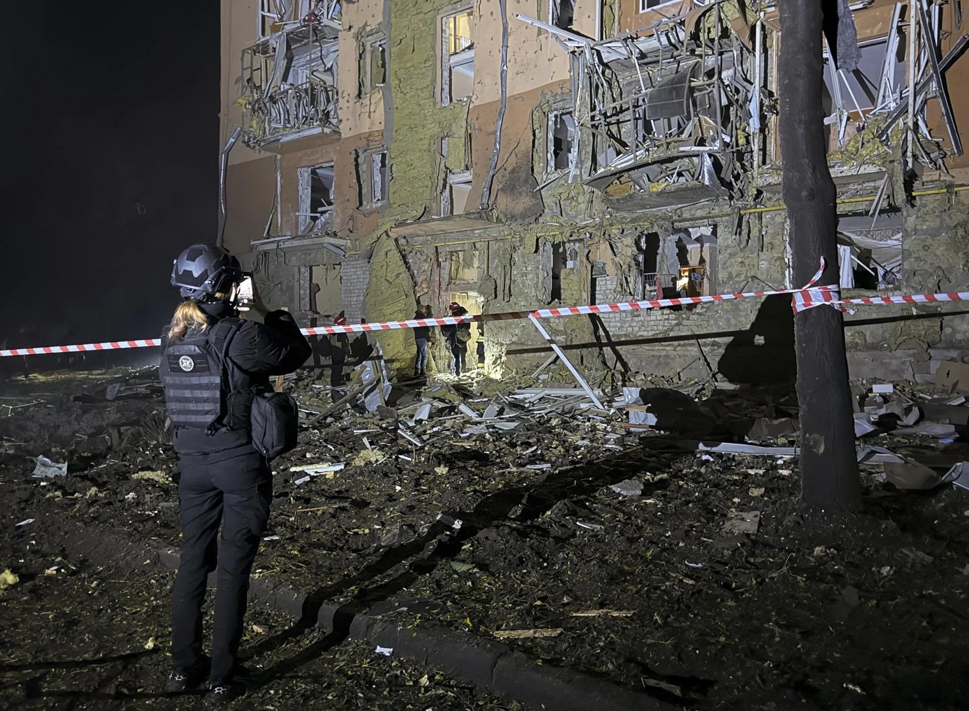 ZAPORIZHZHIA (Ukraine), 17/10/2026.- Ukrainian rescuers work at the site of a Russian strike on a residential area in Zaporizhzhia, Ukraine, 17 October 2026, amid the ongoing Russian invasion. At least five people, including one child, were injured in the massive Russian attack on the residential area in Zaporizhzhia, according to the State Emergency Service. (Rusia, Ucrania) EFE/EPA/DARYNA NAUMOVA
