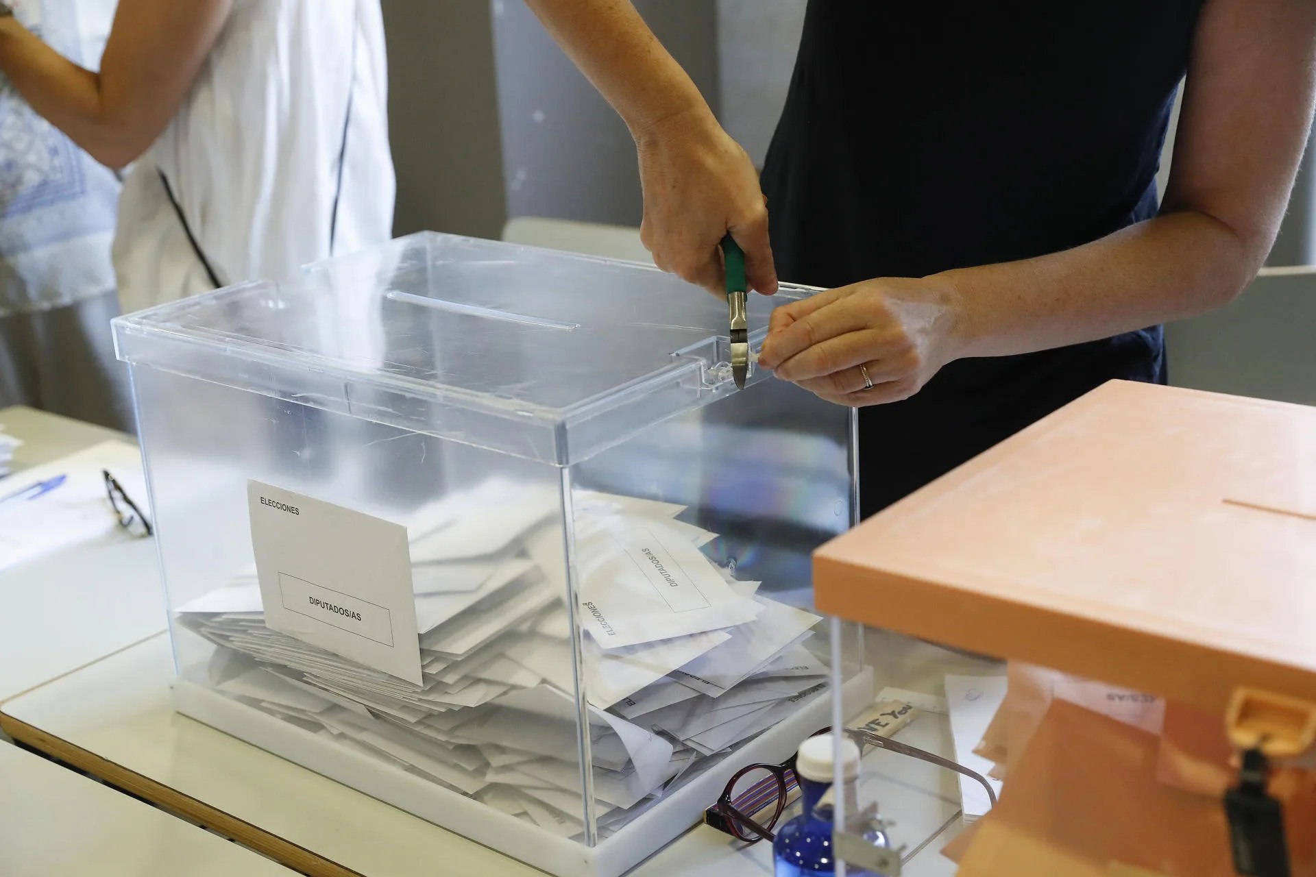 Imagen de archivo de una urna durante unas elecciones generales en España. EFE/J.P. Gandul