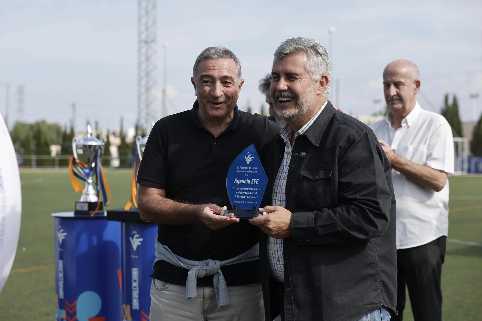 El presidente de la Federación Valenciana de Fútbol, Salvador Gomar, entrega una distinción al presidente de la Agencia EFE, Miguel Ángel Oliver, durante la segunda edición del torneo de fútbol 8 ‘Tornem!’. El fútbol valenciano vuelve a unirse para celebrar la segunda edición del torneo de fútbol 8 ‘Tornem!’ para conmemorar el segundo aniversario de la dana, organizado por la Federación de Fútbol de la Comunitat Valenciana y la Agencia EFE y que reúne a las selecciones valencianas sub-12 masculina y femenina, y a los equipos alevines en categoría masculina y femenina del Levante UD, Valencia CF, Villarreal CF, Elche CF y CD Castellón. EFE/ Manuel Bruque
