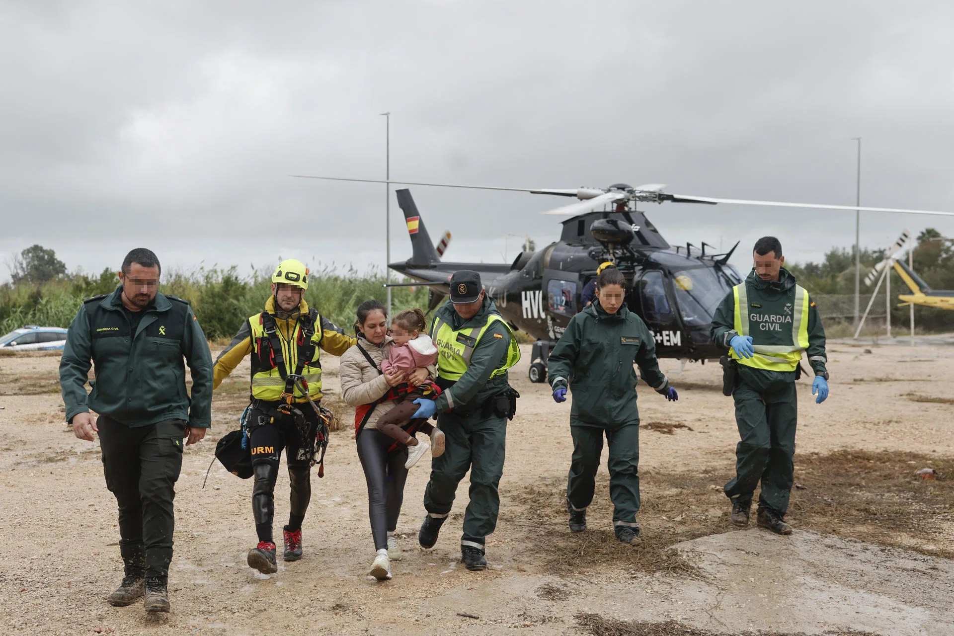 OLIVA (VALENCIA) 19/10/2026.- Un helicóptero de Salvamento Marítimo ha rescatado este lunes en la localidad de Oliva, en la comarca valenciana de la Safor, una de las más afectadas por la dana Adam, a ocho adultos, un niño, un bebé y un perro. EFE/ Manuel Bruque
