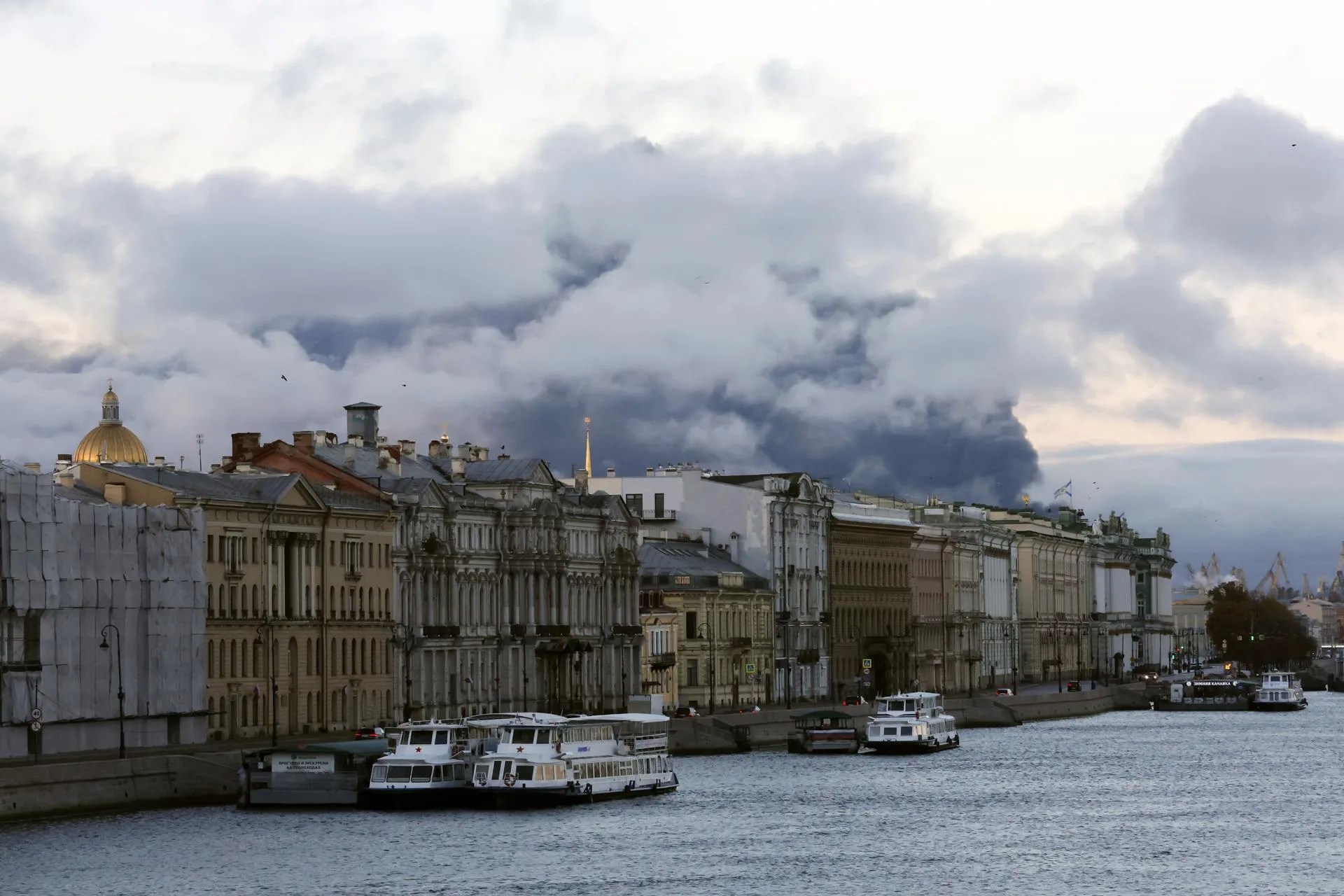 ST. PETERSBURG (Russian Federation), 18/10/2026.- A view of the Palace Embankment as smoke rises from a fire at the St. Petersburg Oil Terminal in St. Petersburg, Russia, 18 October 2026. Ukraine launched a large-scale overnight drone attack on the Leningrad and St. Petersburg regions resulting in one fatality and five injuries requiring hospitalization, according to the St Petersburg Governor Alexander Beglov. Firefighters continue to work to extinguish fires at the St Petersburg oil terminal, the Ruchyi oil depot, and industrial warehouses in the Kolpinksy district. According to Leningrad Region Governor Alexander Drozdenko, 145 drones were shot down during the night. (Rusia, Ucrania, San Petersburgo) EFE/EPA/STRINGER
