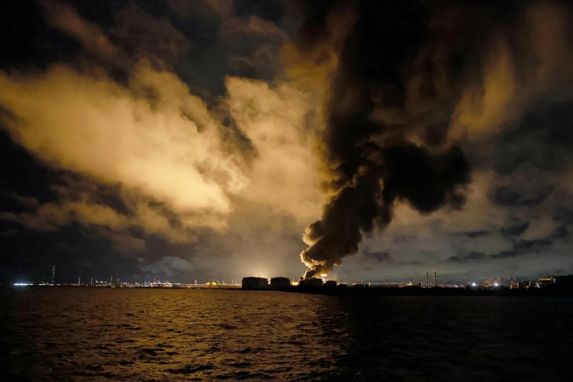 ST. PETERSBURG (Russian Federation), 18/10/2026.- Smoke rises from fires at the St. Petersburg Oil Terminal in the Port of St. Petersburg, Russia, 18 October 2026. Ukraine launched a large-scale overnight drone attack on the Leningrad and St. Petersburg regions resulting in one fatality and five injuries requiring hospitalization, according to the St Petersburg Governor Alexander Beglov. Firefighters continue to work to extinguish fires at the St Petersburg oil terminal, the Ruchyi oil depot, and industrial warehouses in the Kolpinksy district. According to Leningrad Region Governor Alexander Drozdenko, 145 drones were shot down during the night. (Rusia, Ucrania, San Petersburgo) EFE/EPA/STRINGER