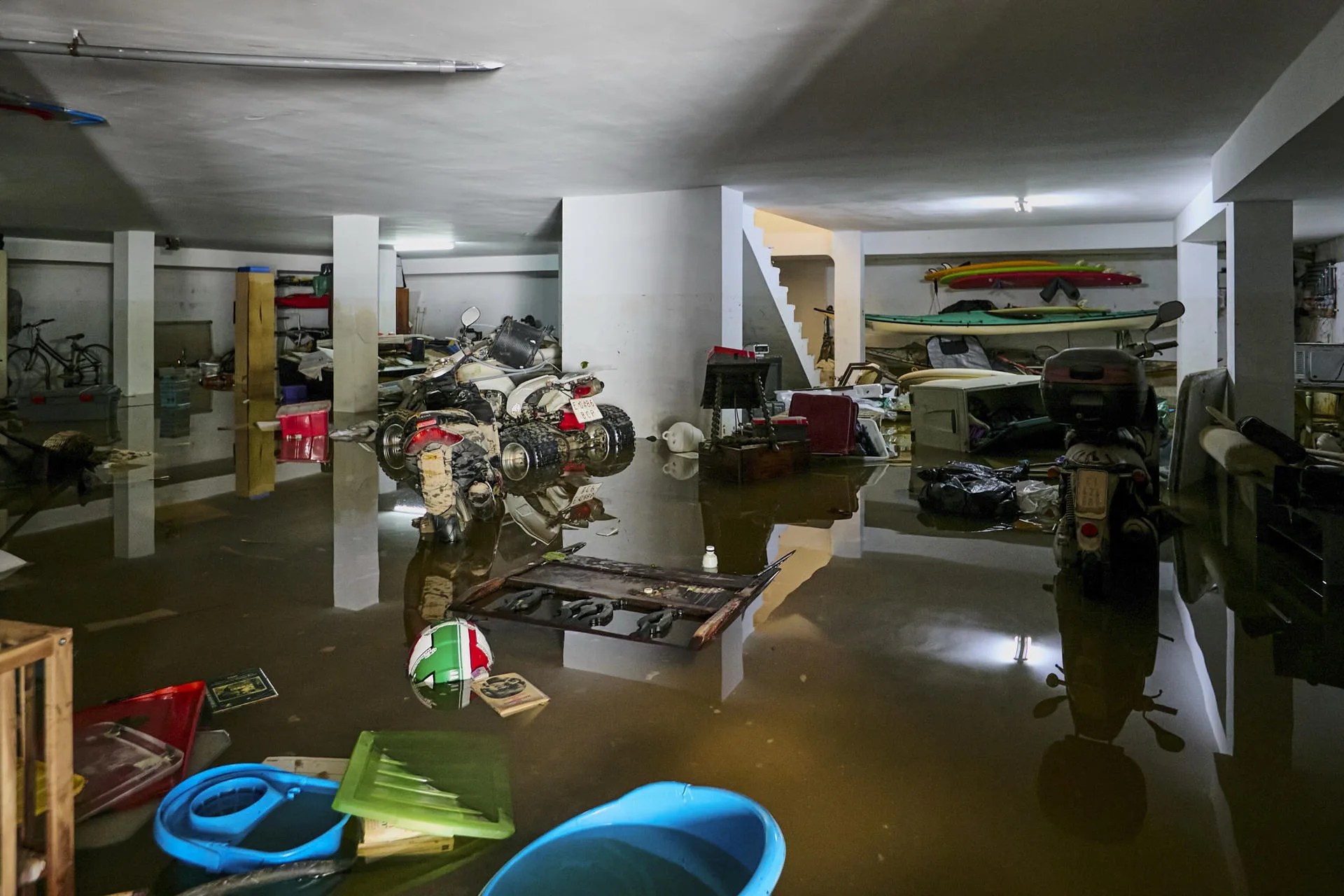 Vista general de una planta baja en Oliva inundada durante este miércoles. EFE/Natxo Francés.
