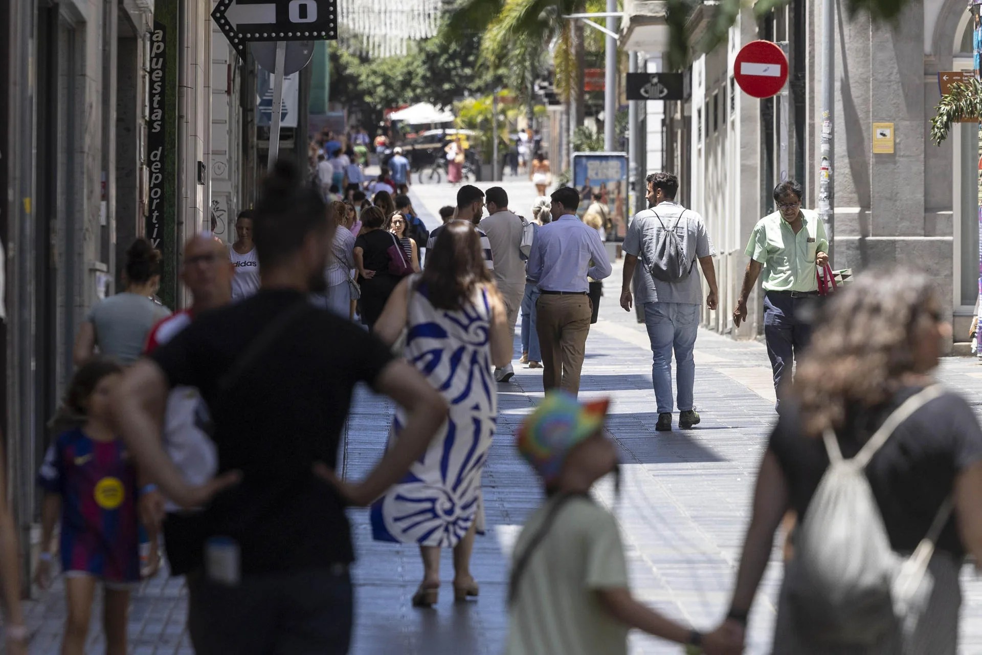 Imagen de archivo de ciudadanos en una calle de Santa Cruz de Tenerife. EFE/Miguel Barreto