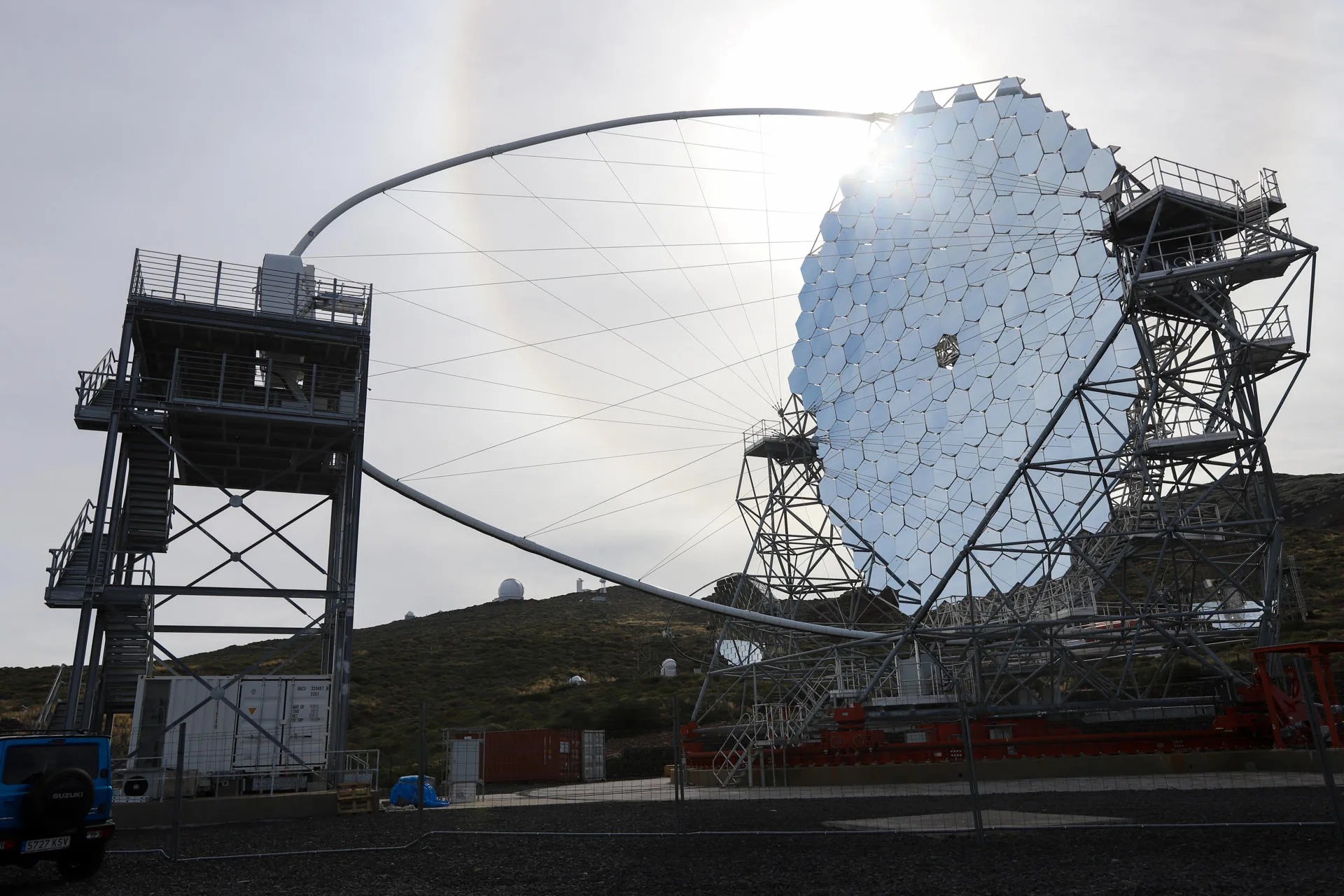 Un consorcio científico conformado por once países inauguró este jueves en el observatorio del Roque de lo Muchachos, en La Palma, los cuatro grandes telescopios que formarán parte de la futura red Cherenkov, diseñados para estudiar algunos de los fenómenos más extremos y energéticos del Universo. EFE/ Luis G. Morera