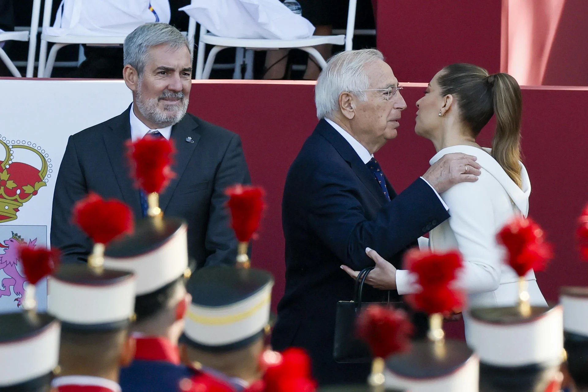 El presidente de las Islas Canarias, Fernando Clavijo (i); el presidente de la Ciudad Autónoma de Melilla, Juan José Imbroda (c), y la portavoz del PP en el Congreso, Ester Muñoz (d), durante el tradicional desfile militar de la Fiesta Nacional en Madrid. EFE/ Ballesteros