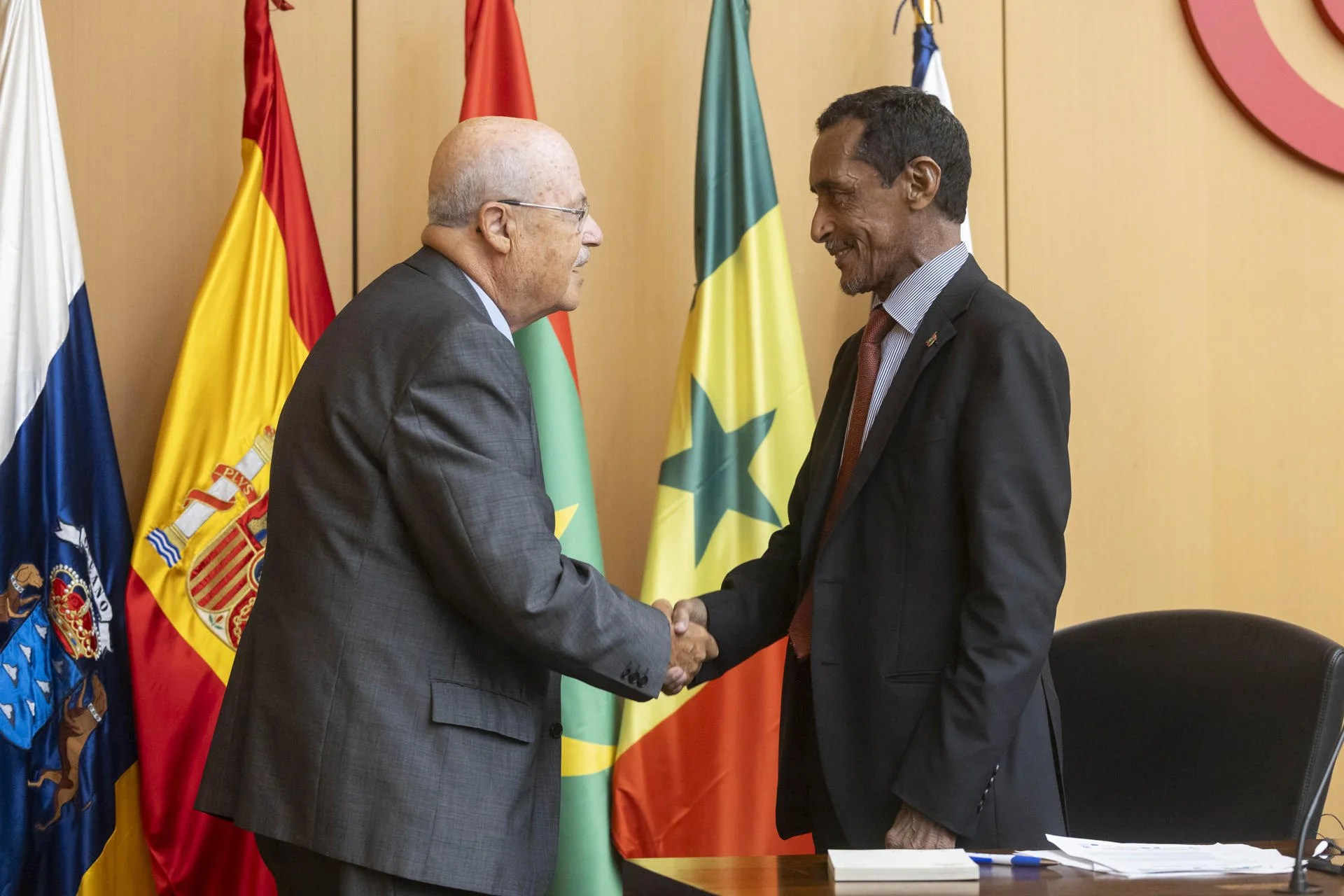 Casa África, el Cabildo de Tenerife y la Cámara de Comercio de Santa Cruz de Tenerife inauguraron este miércoles una jornada empresarial que reúne a representantes institucionales, organismos de promoción económica, entidades financieras y empresas de España, Senegal y Mauritania. En la imagen, el vicecónsul de Mauritania en Canarias, Haki Ahamdi (d), saluda al director de Casa África, José Segura Clavell. EFE/ Miguel Barreto