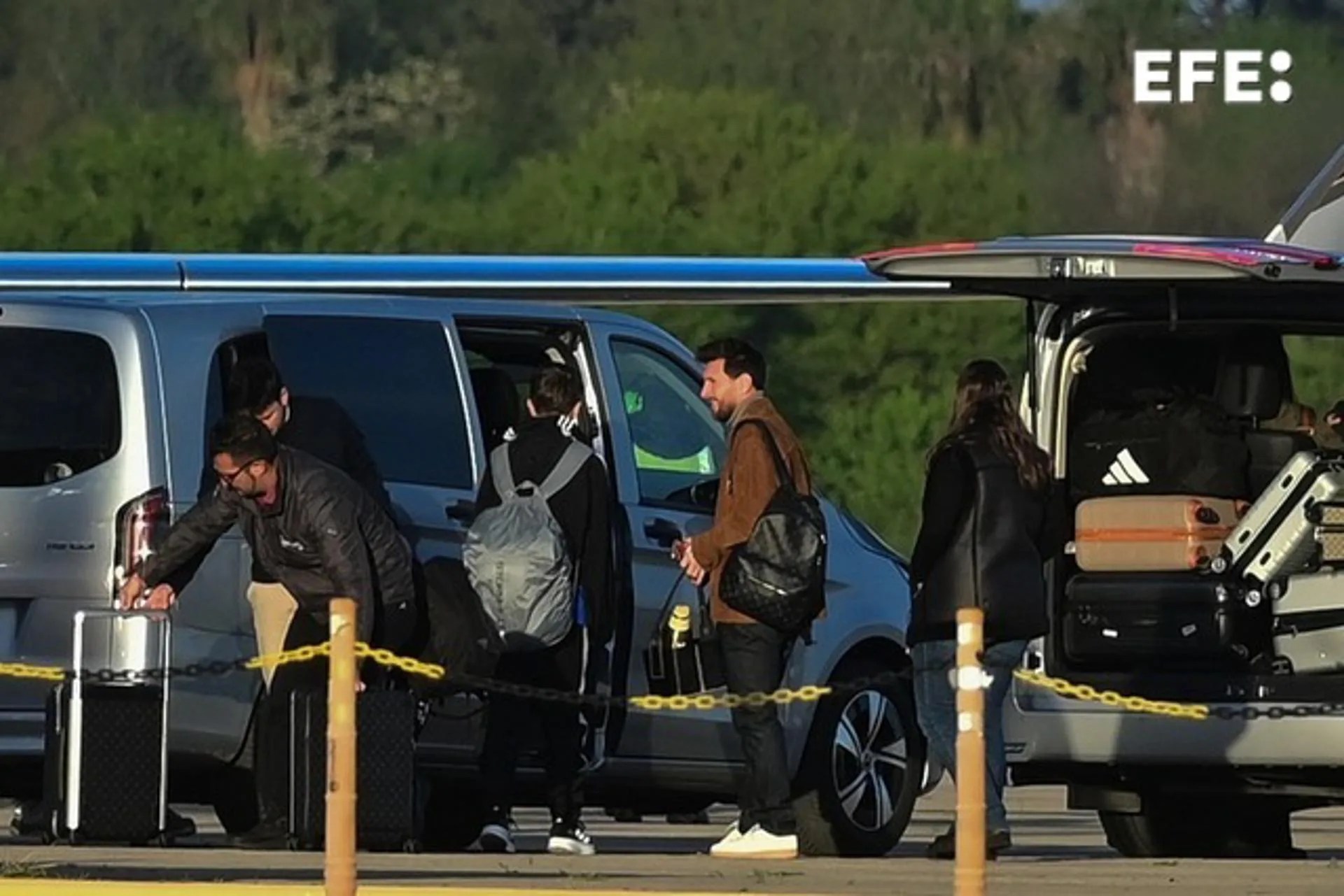 The captain of the Argentine national team, Lionel Messi (C), arrives in his hometown from the United States, accompanied by his family, four days before the friendly match against Benin, which will mark his farewell from the national team in front of the local crowd in Rosario, Argentina. EFE/ STR/ MAXIMUM QUALITY AVAILABLE