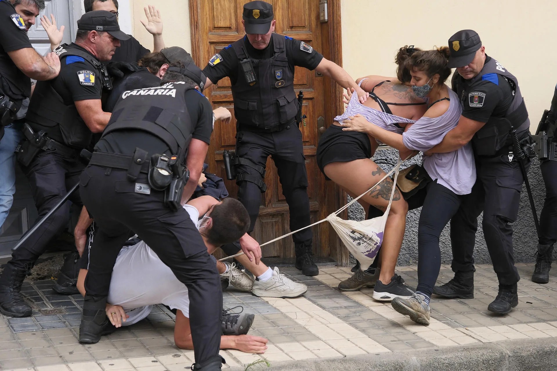 Momento de los enfrentamientos entre los agentes y activistas por el derecho a la vivienda que protestaban contra el desahucio. EFE/Ángel Medina G.