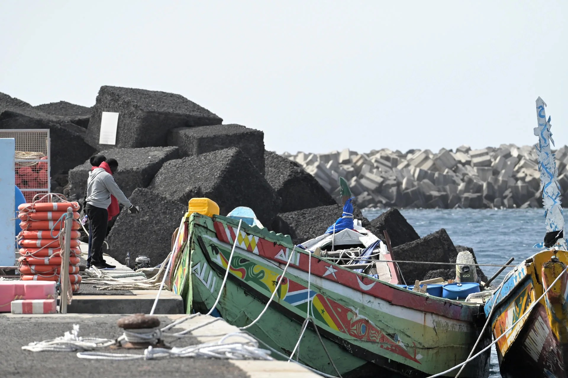 Foto de varios cayucos tomada este domingo en el muelle de La Restinga, en el Hierro. EFE/ Gelmert Finol