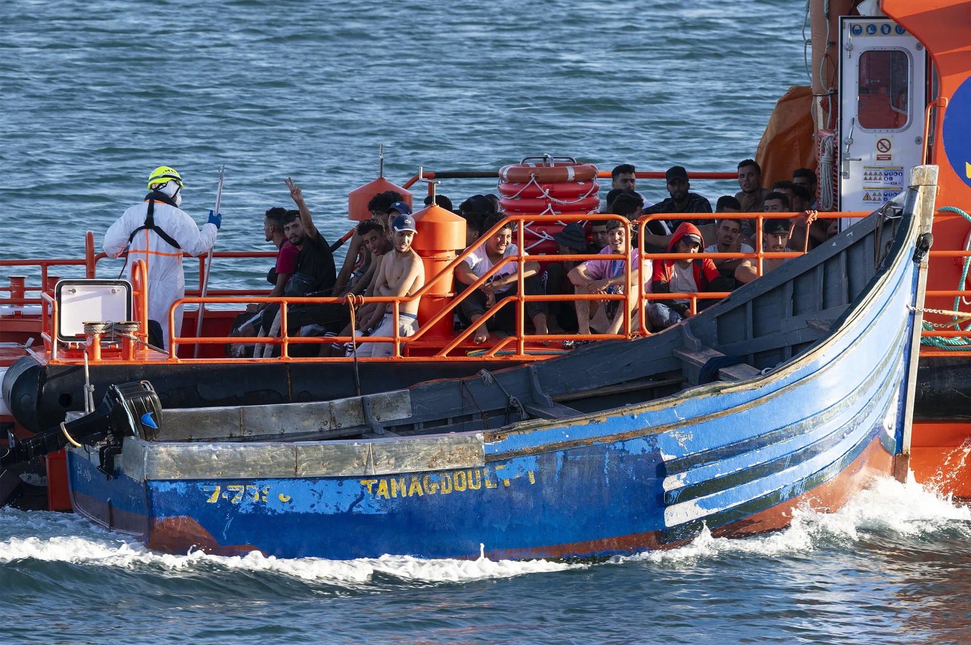 Salvamento Marítimo llega al puerto de Arrecife (Lanzarote), con 50 inmigrantes de origen magrebí rescatados el miércoles por la tarde. EFE/Adriel Perdomo
