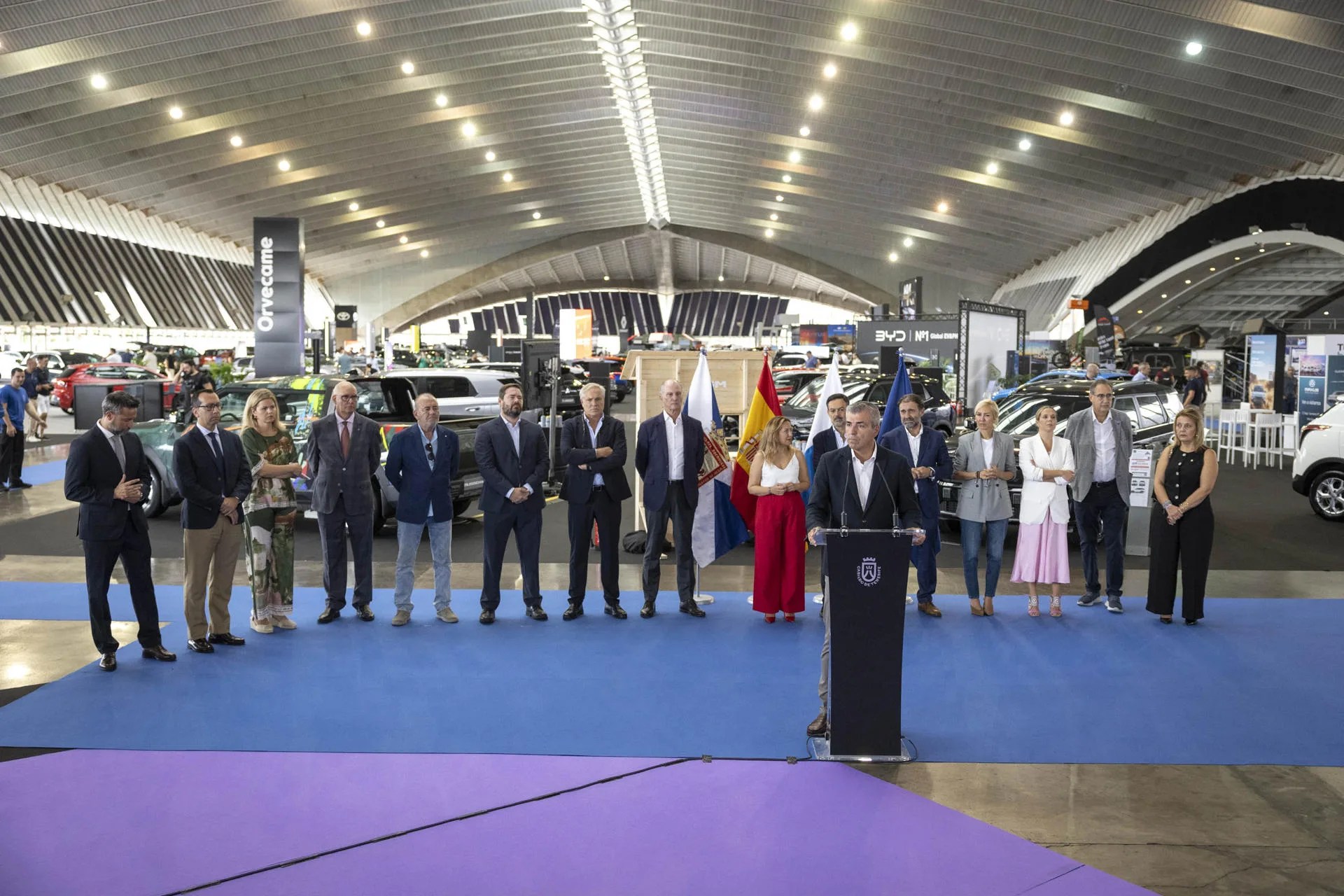 Inauguración del Salón del Automóvil, a cargo de la presidenta del Cabildo de Tenerife, Rosa Dávila, y el vicepresidente del Gobierno de Canarias, Manuel Domínguez. EFE/Miguel Barreto