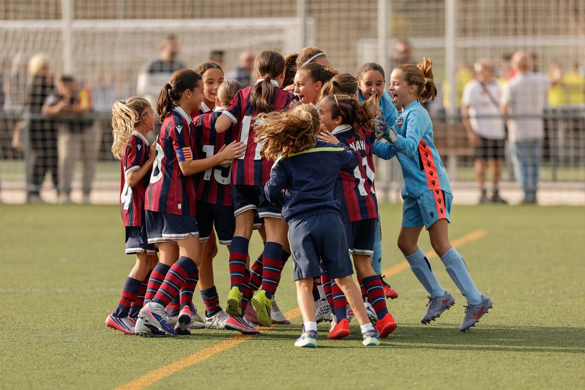 Jugadoras del Levante UD celebran su victoria en los penaltis durante un partido celebrado este sábado. El fútbol valenciano vuelve a unirse para celebrar la segunda edición del torneo de fútbol 8 ‘Tornem!’ para conmemorar el segundo aniversario de la dana, organizado por la Federación de Fútbol de la Comunitat Valenciana y la Agencia EFE y que reúne a las selecciones valencianas sub-12 masculina y femenina, y a los equipos alevines en categoría masculina y femenina del Levante UD, Valencia CF, Villarreal CF, Elche CF y CD Castellón. EFE/ Manuel Bruque