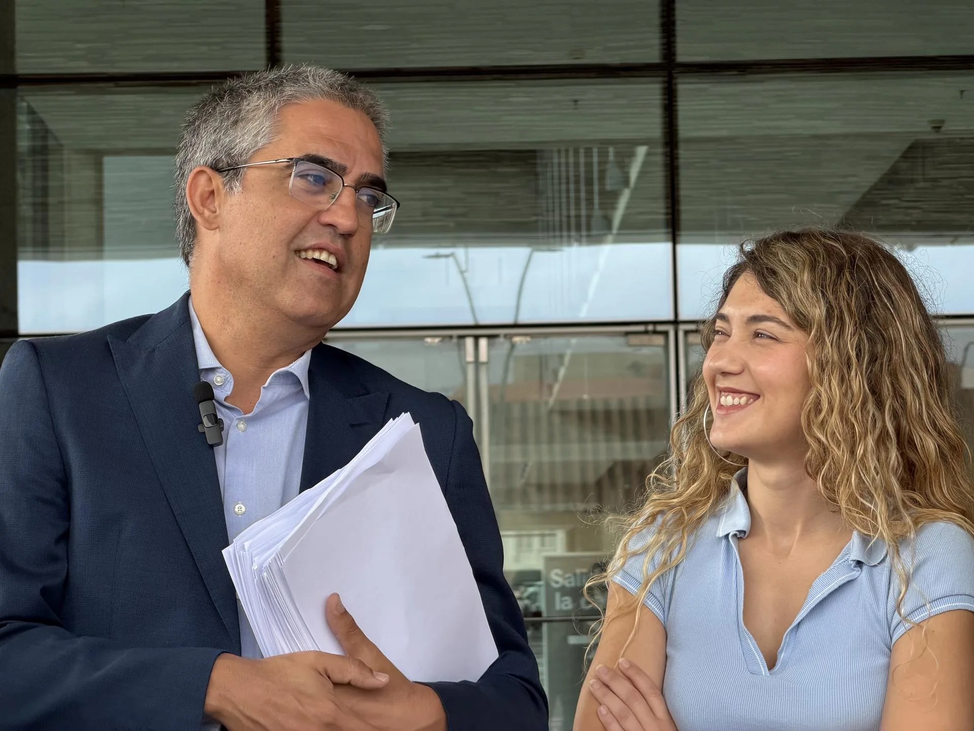 El candidato de Drago Canarias al Congreso por Las Palmas, Héctor Morán, ha registrado este sábado la lista de su partido en la Junta Electoral Provincial, junto con la portavoz de la formación en la capital grancanaria, Mar Domínguez. EFE/Pablo Herrera