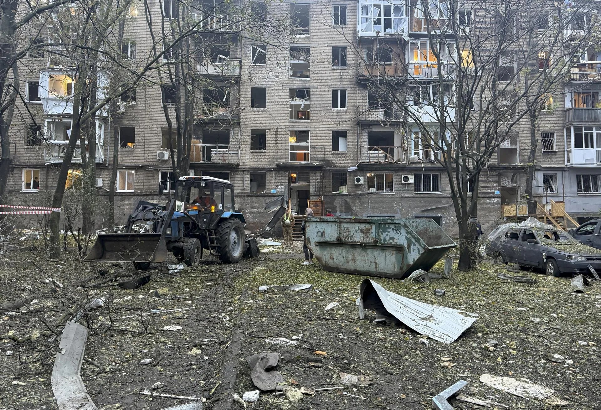 ZAPORIZHZHIA (Ukraine), 17/10/2026.- A view of the site of a Russian strike on a residential area in Zaporizhzhia, Ukraine, 17 October 2026, amid the ongoing Russian invasion. At least five people, including one child, were injured in the massive Russian attack on the residential area in Zaporizhzhia, according to the State Emergency Service. (Rusia, Ucrania) EFE/EPA/DARYNA NAUMOVA
