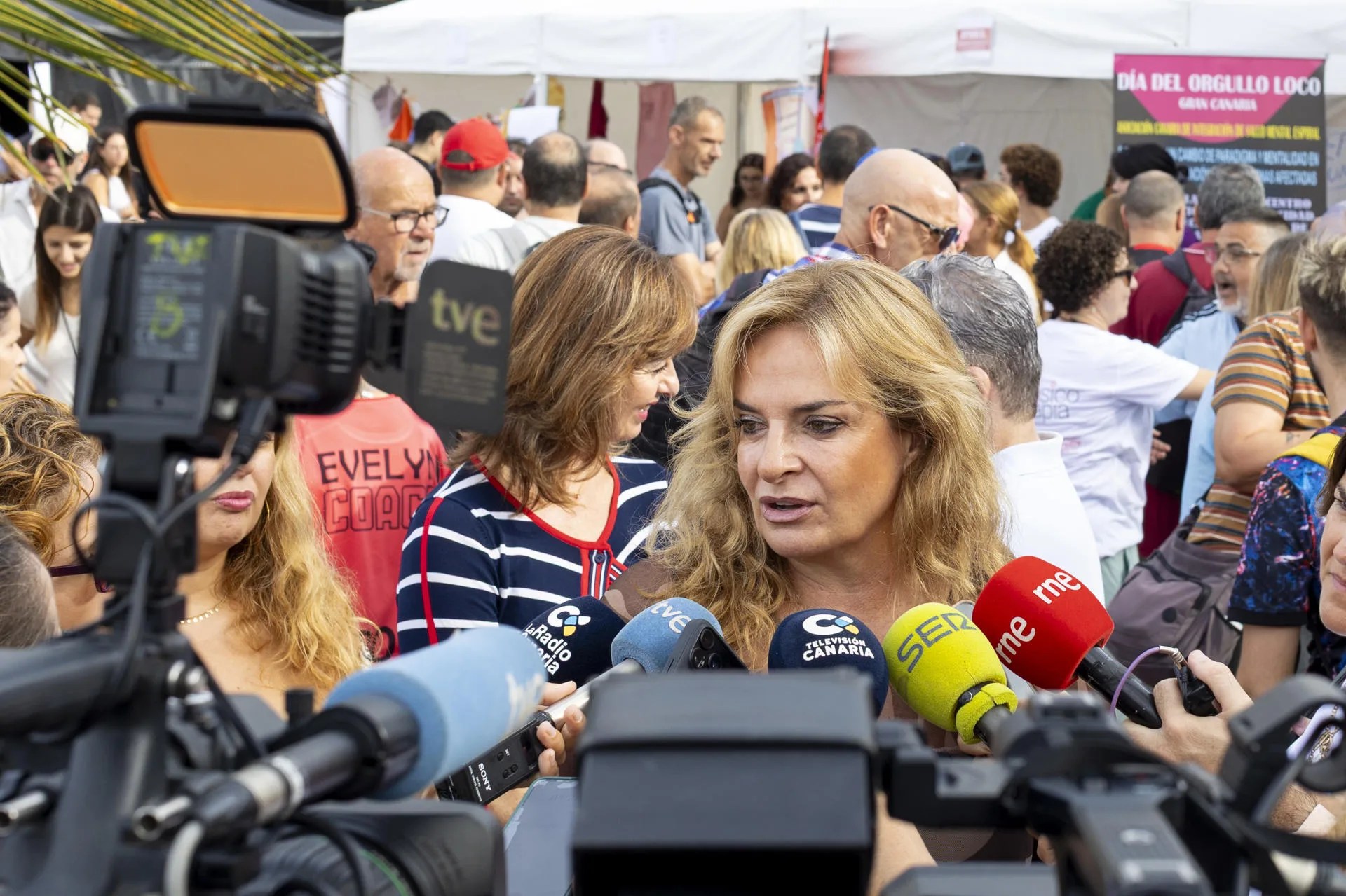 La consejera regional de Sanidad, Esther Monzón, ha instado este viernes a los médicos que han iniciado una huelga indefinida a aceptar la "buena oferta" que se les ha hecho, a la que pueden llegar sin afectar a la atención a los pacientes, ya que tras el cierre de las cuentas de 2026 será difícil acogerse a ella, ha advertido en declaraciones a los medios de comunicación antes de participar en los actos del Día Mundial de la Salud Mental. EFE/ Quique Curbelo