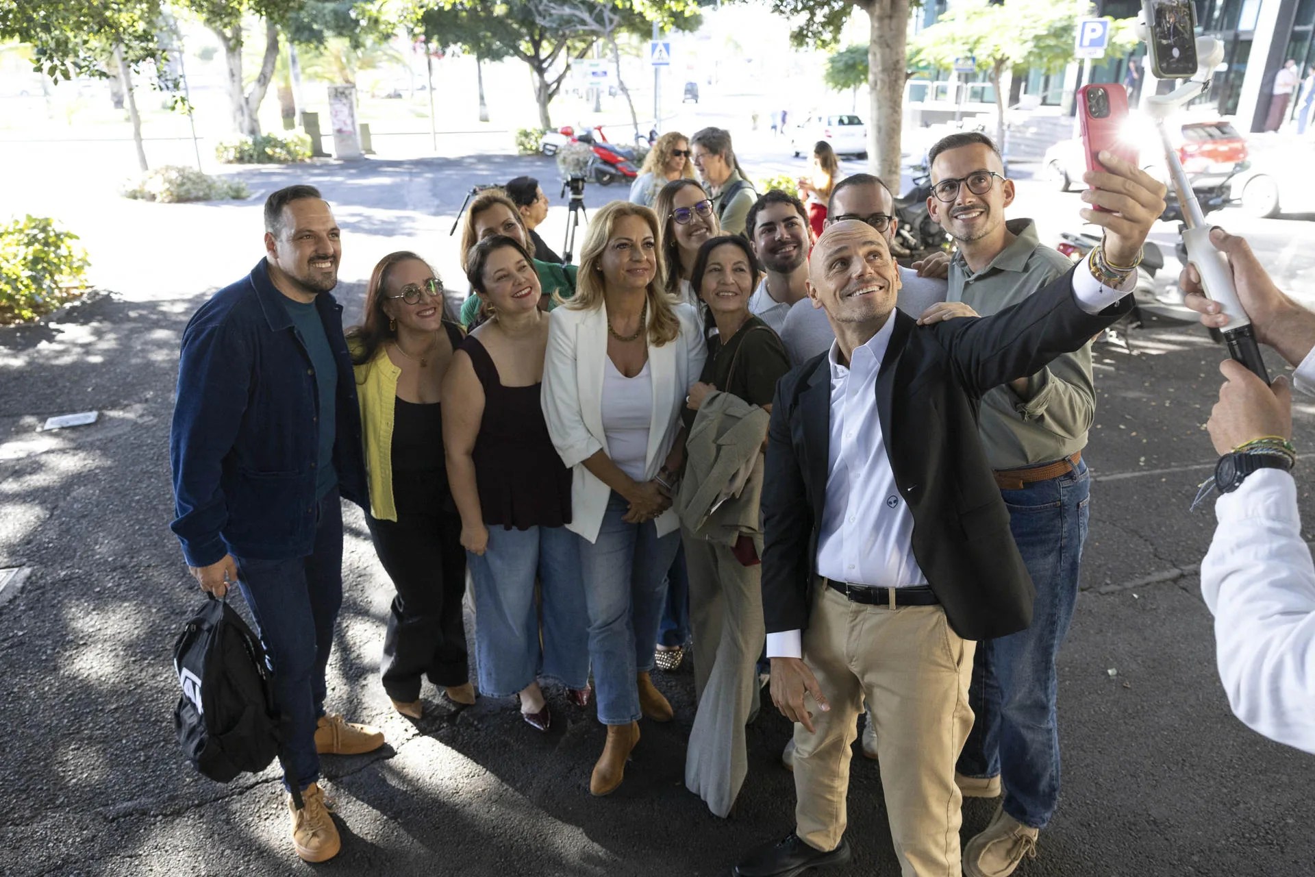 Los candidatos de Coalición Canaria-Primero Canarias al Congreso por Santa Cruz de Tenerife, Cristina Valido (4i) y Jonathan Felipe (i), y al Senado por Tenerife, Alfonso Cabello (2d) y Patricia León (3i), registraron este viernes sus listas en la Junta Electoral Provincial.EFE/ Miguel Barreto