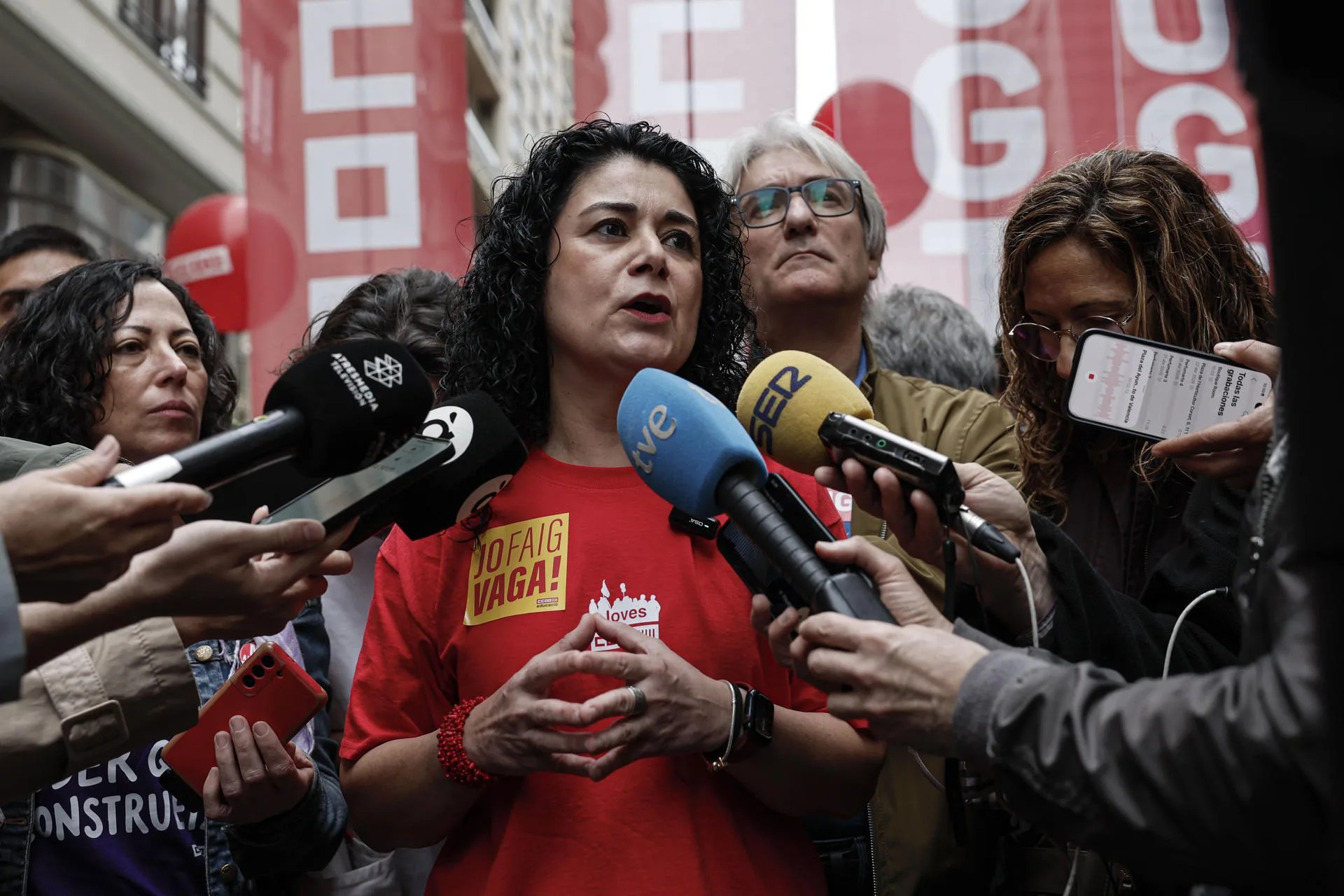 Imagen de archivo de los secretarios generales de CCOO PV, Ana García Alcolea, y de UGT-PV, Tino Calero, atendiendo a los edios de comunicación. EFE/Manuel Bruque