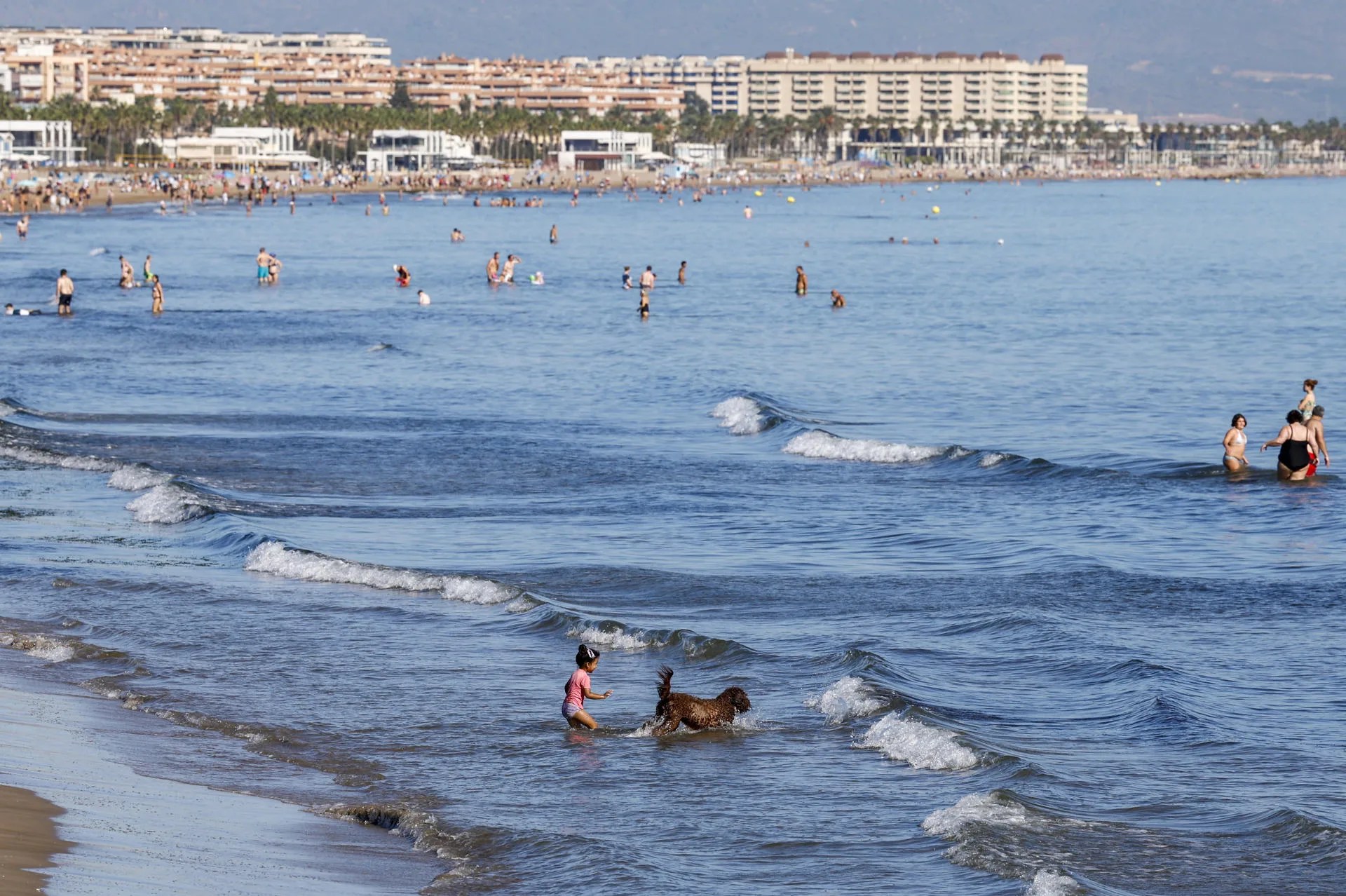 Vista de bañistas este lunes festivo en la playa de València, en un mes de octubre que también está siendo cálido en la Comunitat Valenciana. EFE/ Ana Escobar
