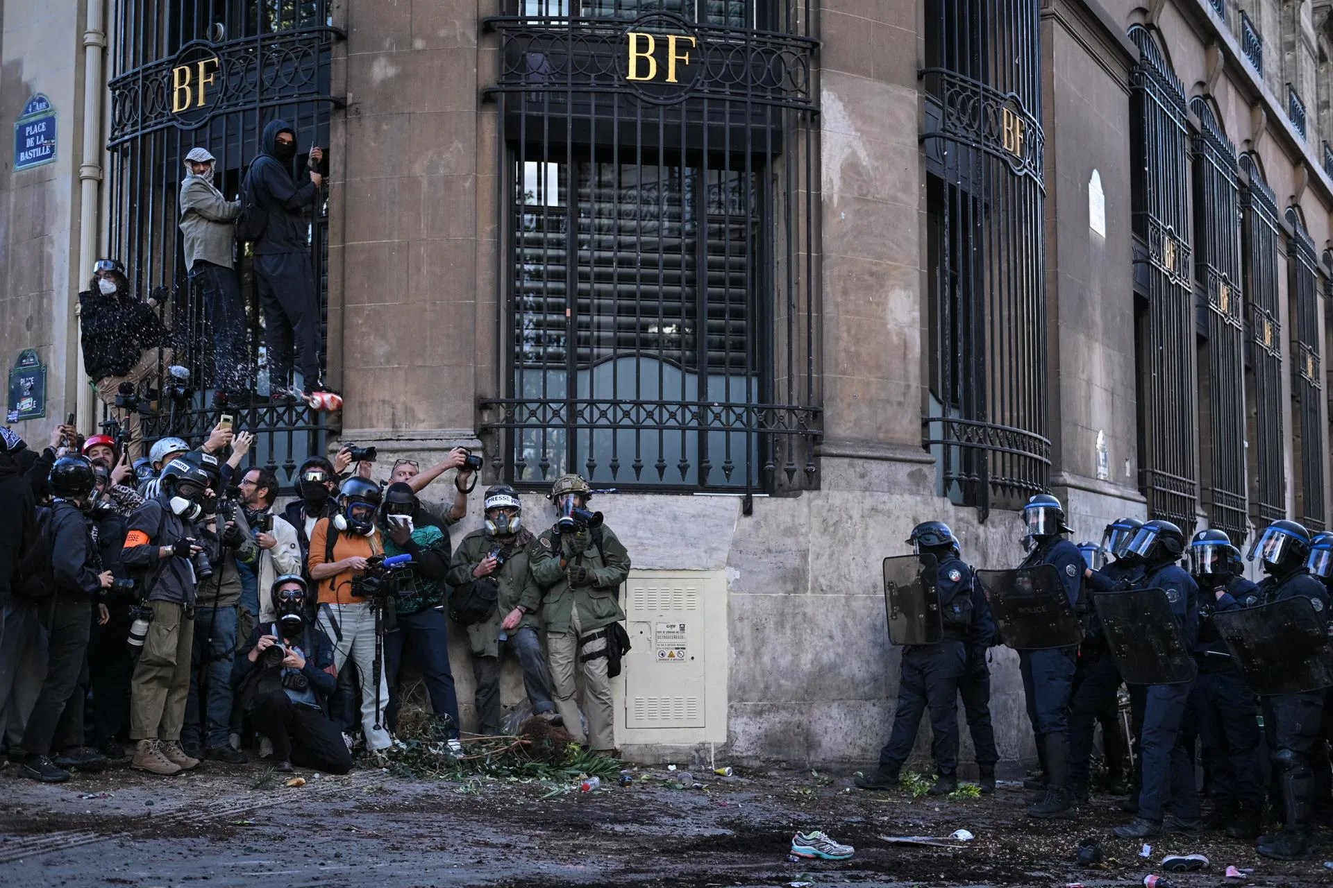 Journalists stand by as clashes between riot police and protesters erupt at Bastille square during a demonstration over school conditions in Paris, France, 08 October 2026. EFE/EPA/FIRAS ABDULLAH
