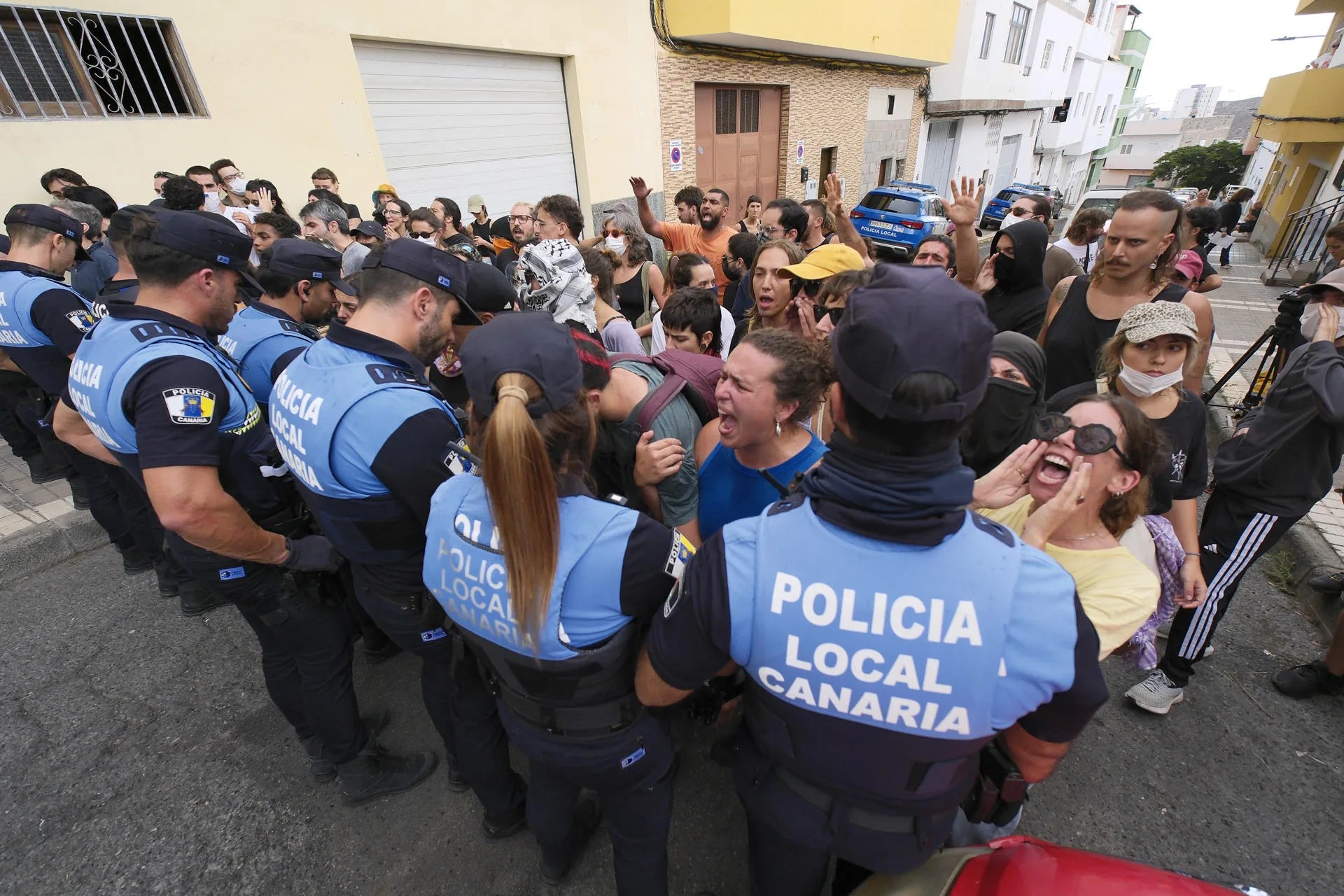 La Policía Local de Las Palmas de Gran Canaria y la Policía Nacional desalojaron este martes por orden judicial de una vivienda del barrio de Pedro Hidalgo por impago del alquiler a una mujer con un hijo de cuatro años y otro de 16, al no valorarse las circunstancias de vulnerabilidad acreditada esa misma mañana en un informa municipal. En la imagen, un momento de los enfrentamientos entre los agentes y activistas por el derecho a la vivienda. EFE/ Angel Medina G.