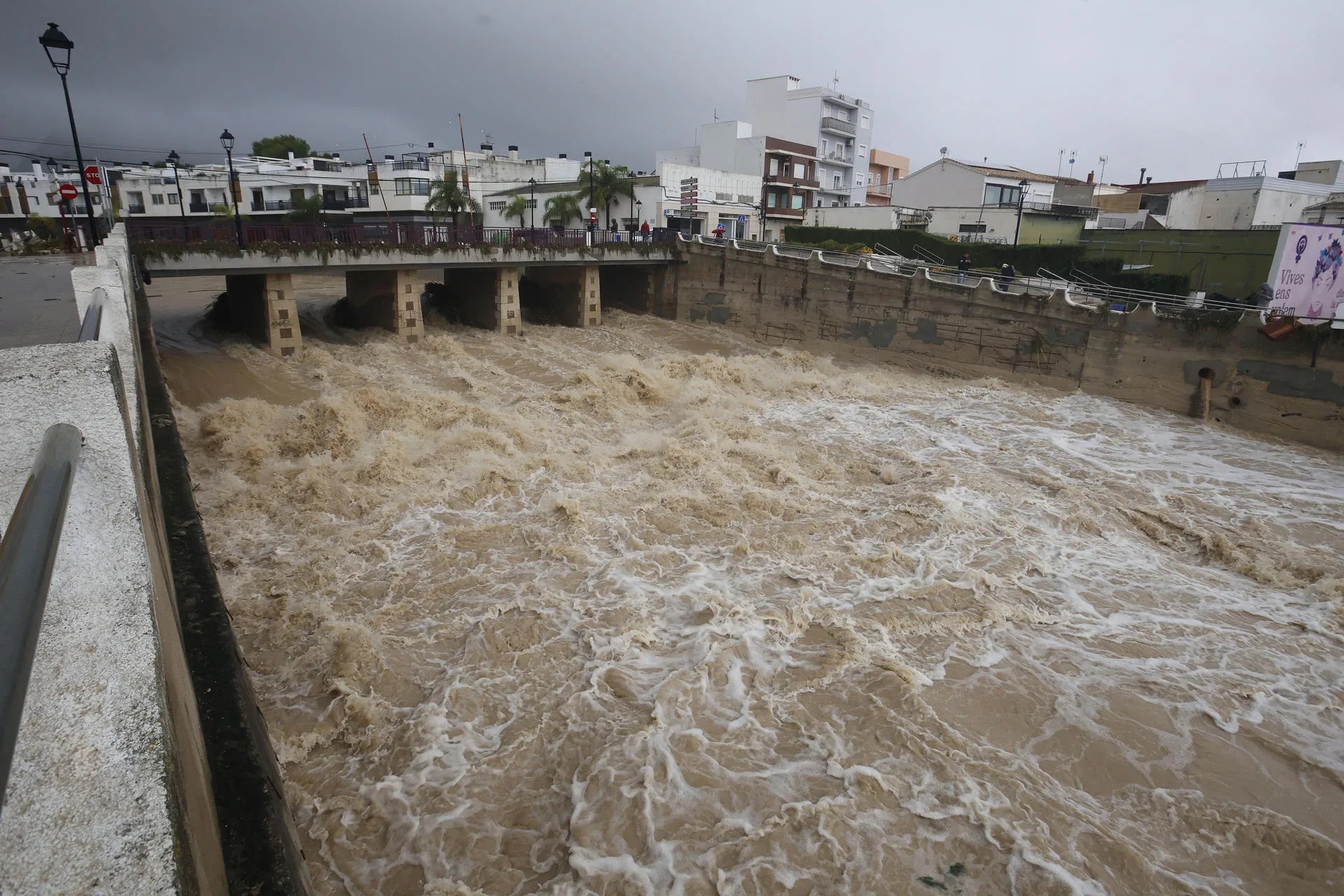 DENIA (ALICANTE), 19/10/2026.- Vista de las inundaciones a consecuencia del paso de la dana Adam en la localidad alicantina de Els Poblets, este lunes. La Generalitat está elaborando una orden de confinamiento en los municipios del litoral sur de Valencia y norte de Alicante afectados por las fuertes lluvias que ya dejan acumulados de más de 650 l/m2 y ha llevado a Emergencias a activar helicópteros para poder rescatar a personas afectadas por las inundaciones. EFE/ Morell
