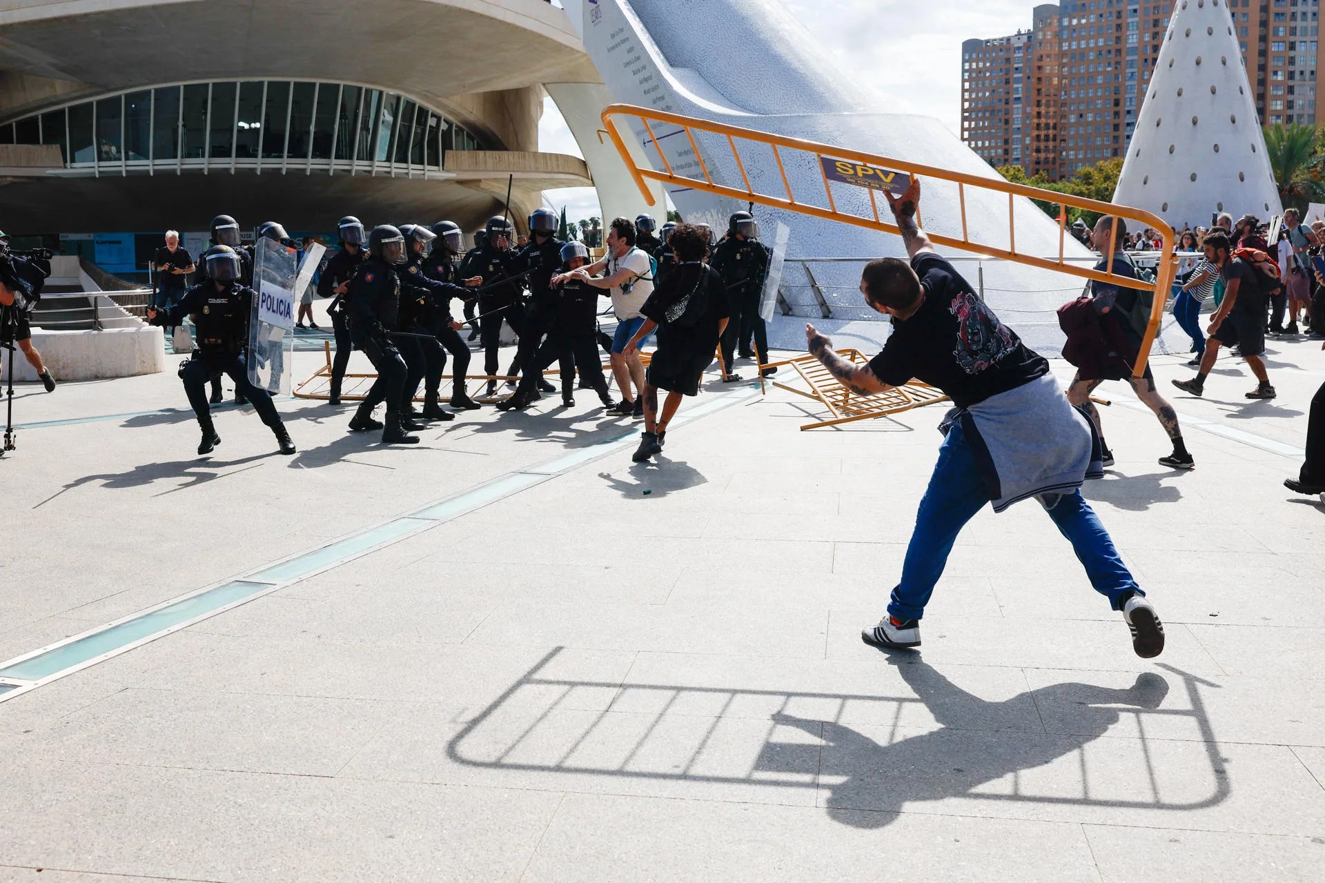 Altercados entre los agentes antidisturbios y asistentes a la manifestación que colectivos por el derecho a la vivienda, como el Sindicat de Llogateres, llevan a cabo este sábado en VAlencia, en protesta por los especuladores y rentistas, ante los precios "imposibles" en compra y alquiler, los desahucios, la infravivienda y el sinhogarismo, en una marcha reivindicativa que tiene previsto finalizar ante la cita inmobiliaria e inversora Valencia Real Estate Summit 2026. EFE/ Kai Forsterling