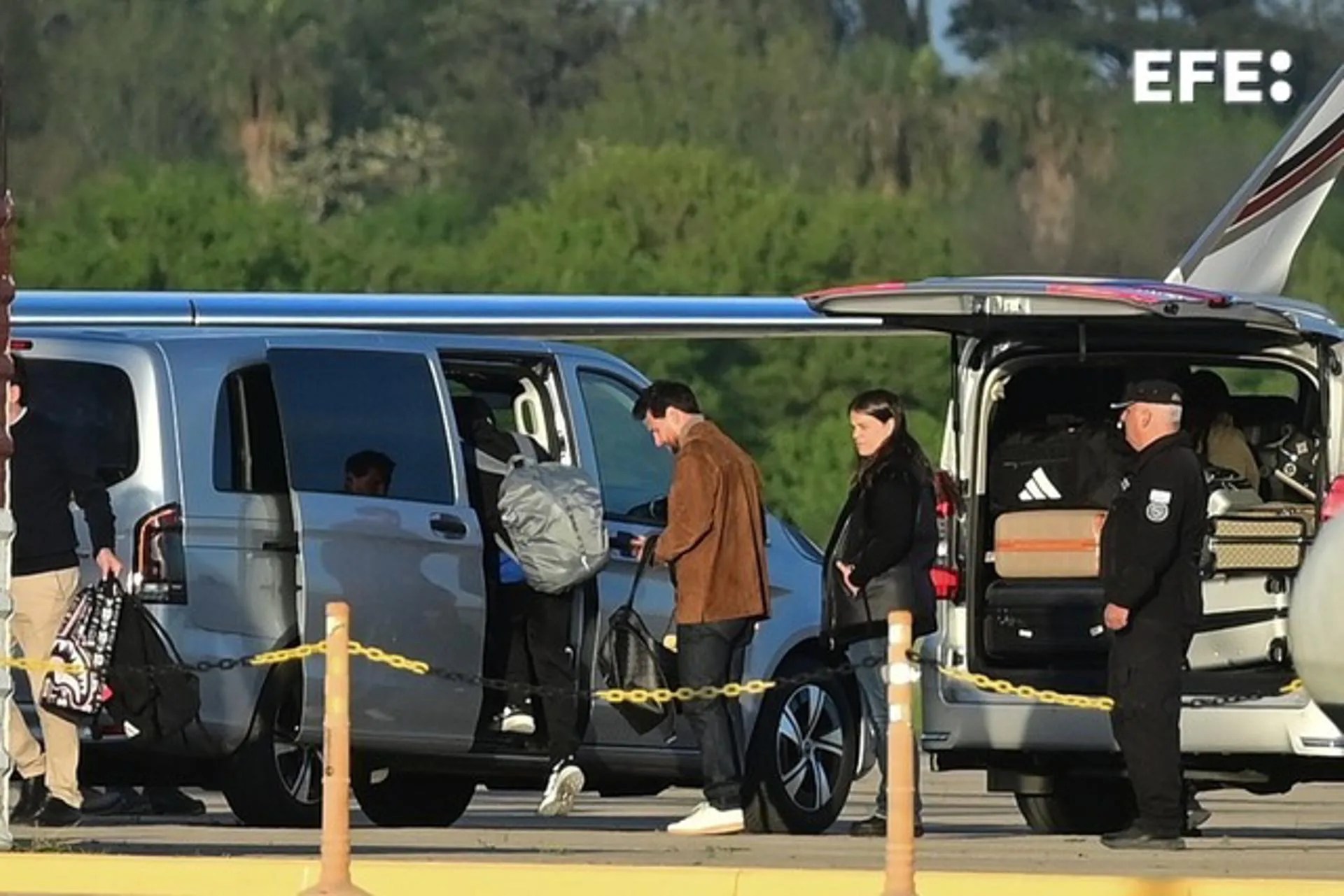 The captain of the Argentine national team, Lionel Messi (C), arrives in his hometown from the United States, accompanied by his family, four days before the friendly match against Benin, which will mark his farewell from the national team in front of the local crowd in Rosario, Argentina. EFE/ STR/ MAXIMUM QUALITY AVAILABLE
