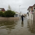 GANDÍA (VALENCIA), 19/10/2026.- Inundaciones en la zona residencial próxima a la playa de Rafalcaid, en la localidad de Gandía este lunes. La dana Adam, que ya ha dejado dos fallecidos, está provocando lluvias "extraordinarias" e importantes inundaciones en Valencia y Alicante, con acumulados superiores a los 600 litros por metro cuadrado, desbordamientos de ríos y personas atrapadas en tejados, una situación que ha llevado a la Generalitat Valenciana a preparar una orden de confinamiento para los municipios afectados. EFE/Natxo Francés