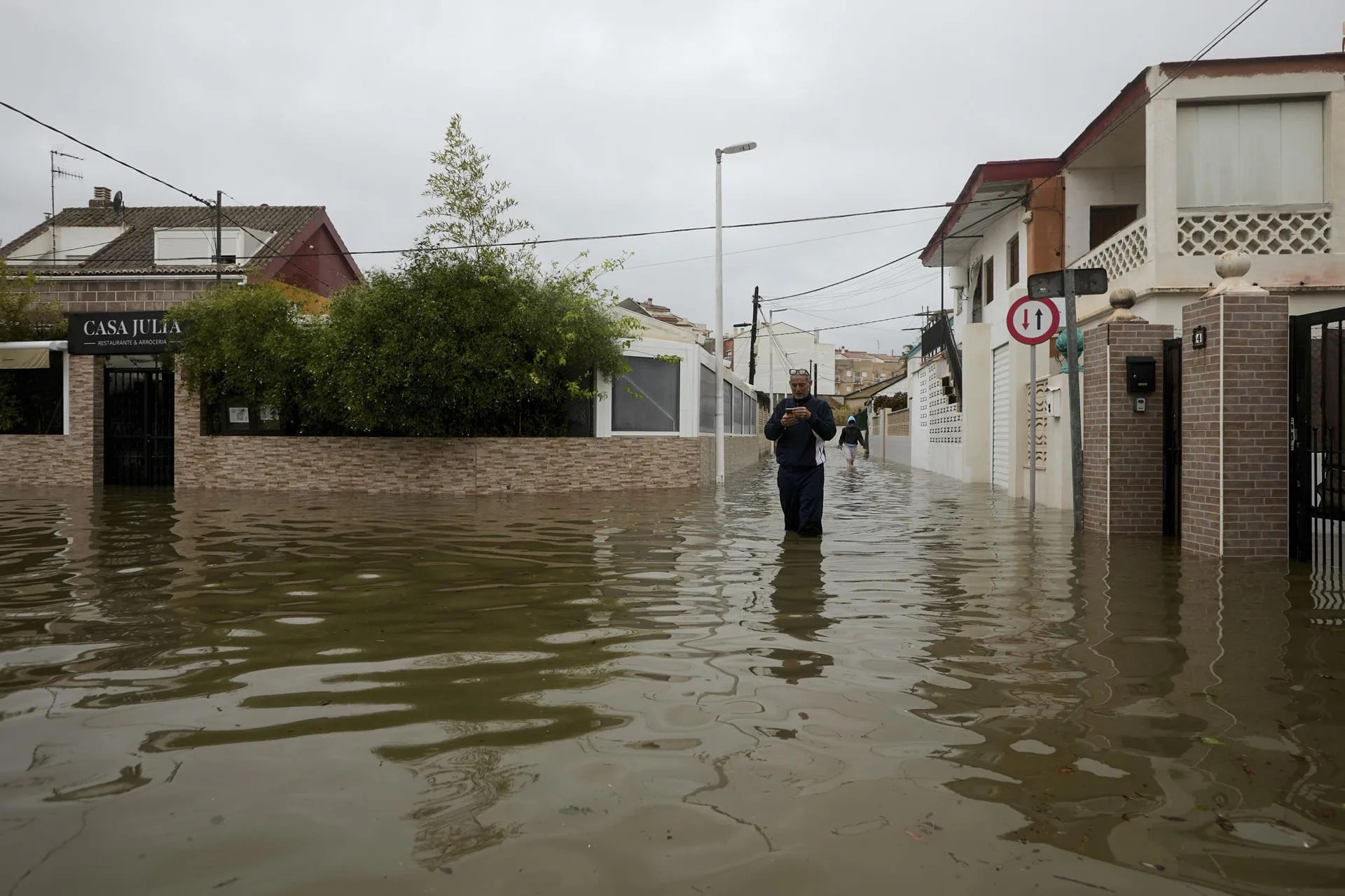 GANDÍA (VALENCIA), 19/10/2026.- Inundaciones en la zona residencial próxima a la playa de Rafalcaid, en la localidad de Gandía este lunes. La dana Adam, que ya ha dejado dos fallecidos, está provocando lluvias "extraordinarias" e importantes inundaciones en Valencia y Alicante, con acumulados superiores a los 600 litros por metro cuadrado, desbordamientos de ríos y personas atrapadas en tejados, una situación que ha llevado a la Generalitat Valenciana a preparar una orden de confinamiento para los municipios afectados. EFE/Natxo Francés